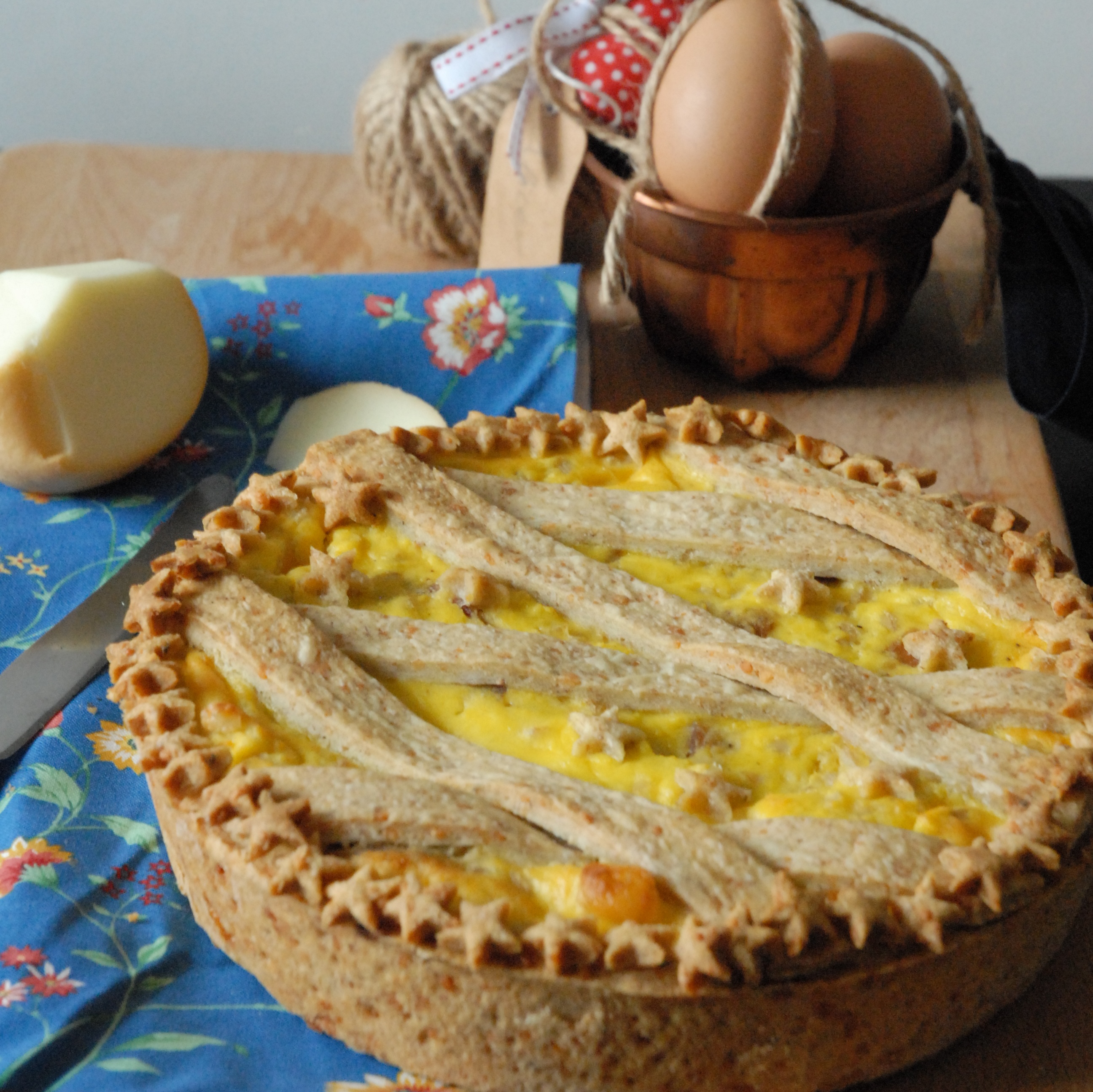 Pastiera salata con provola affumicata e salame