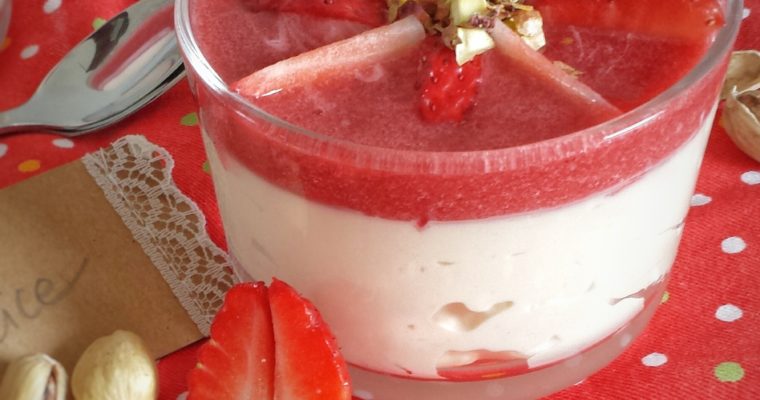 Mousse cheesecake con fragole e pistacchi