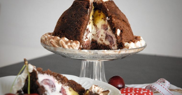 zuccotto al cacao con mousse bianca e ciliegie