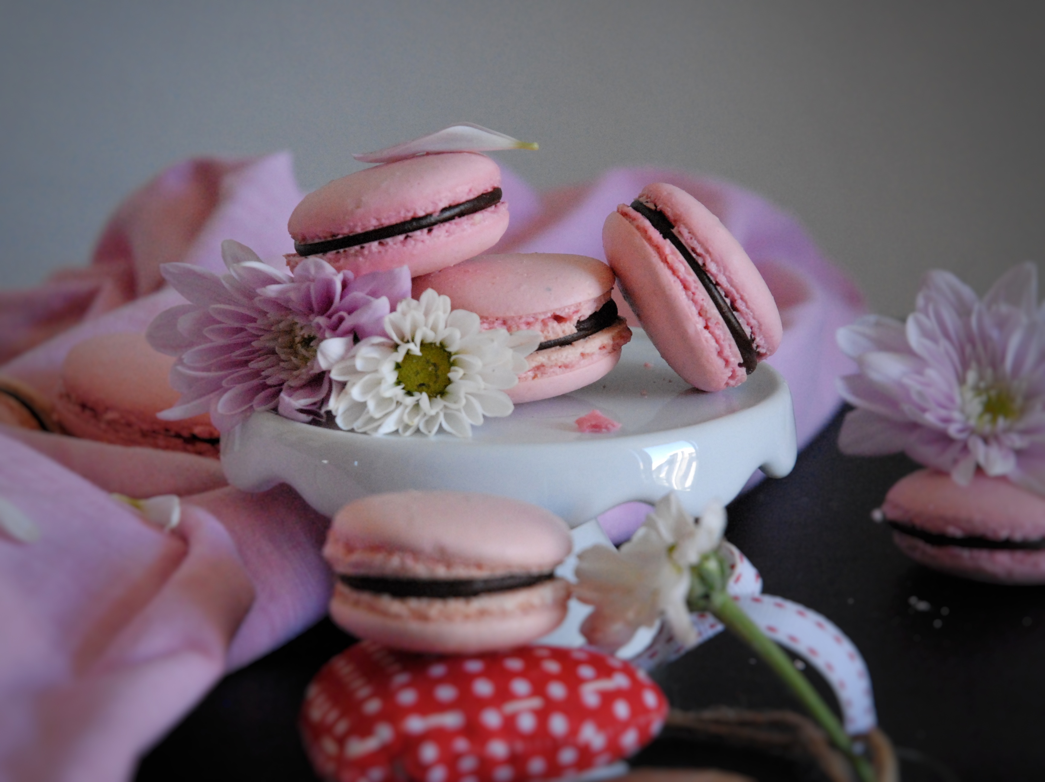 Macarons con ripieno al cioccolato fondente