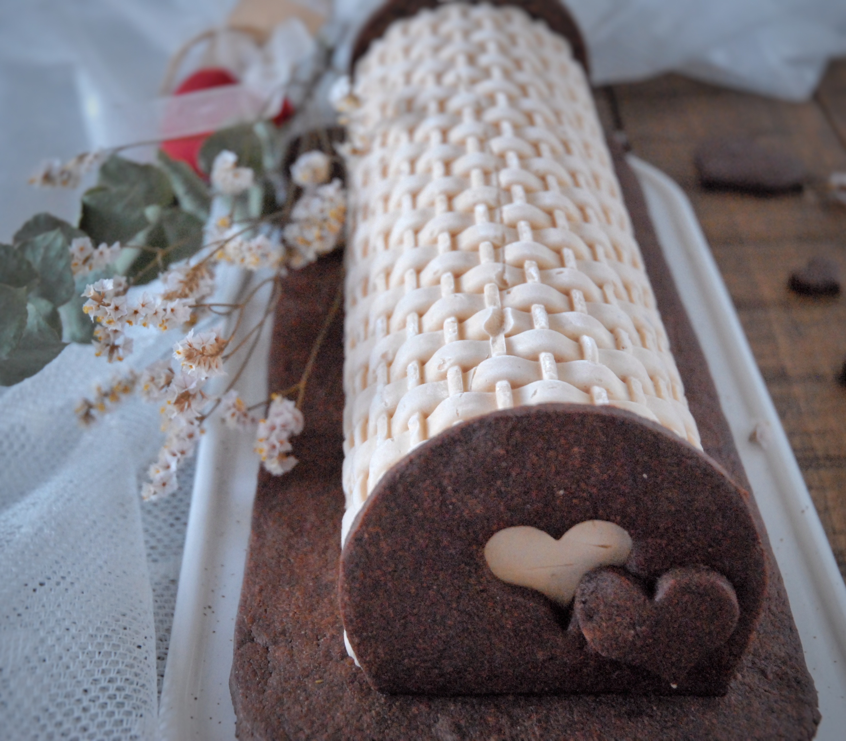 Tronchetto mousse alla nocciola con ganache fondente e frolla al cacao