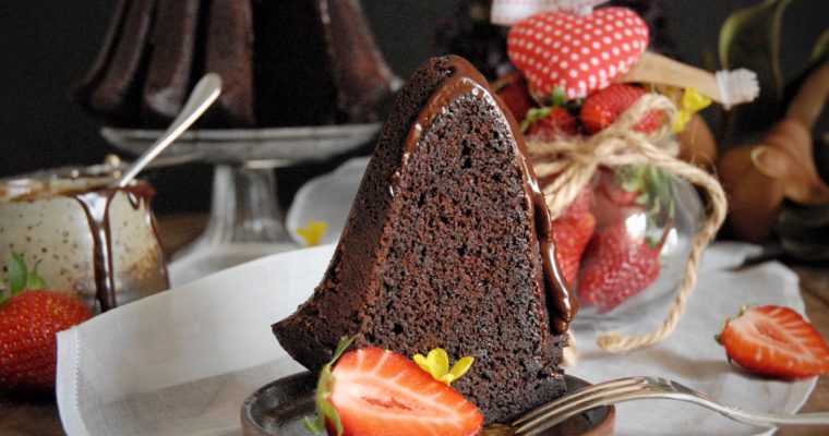 Bundt cake al cioccolato con glassa fondente