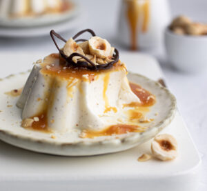 Panna cotta al caramello con nocciole