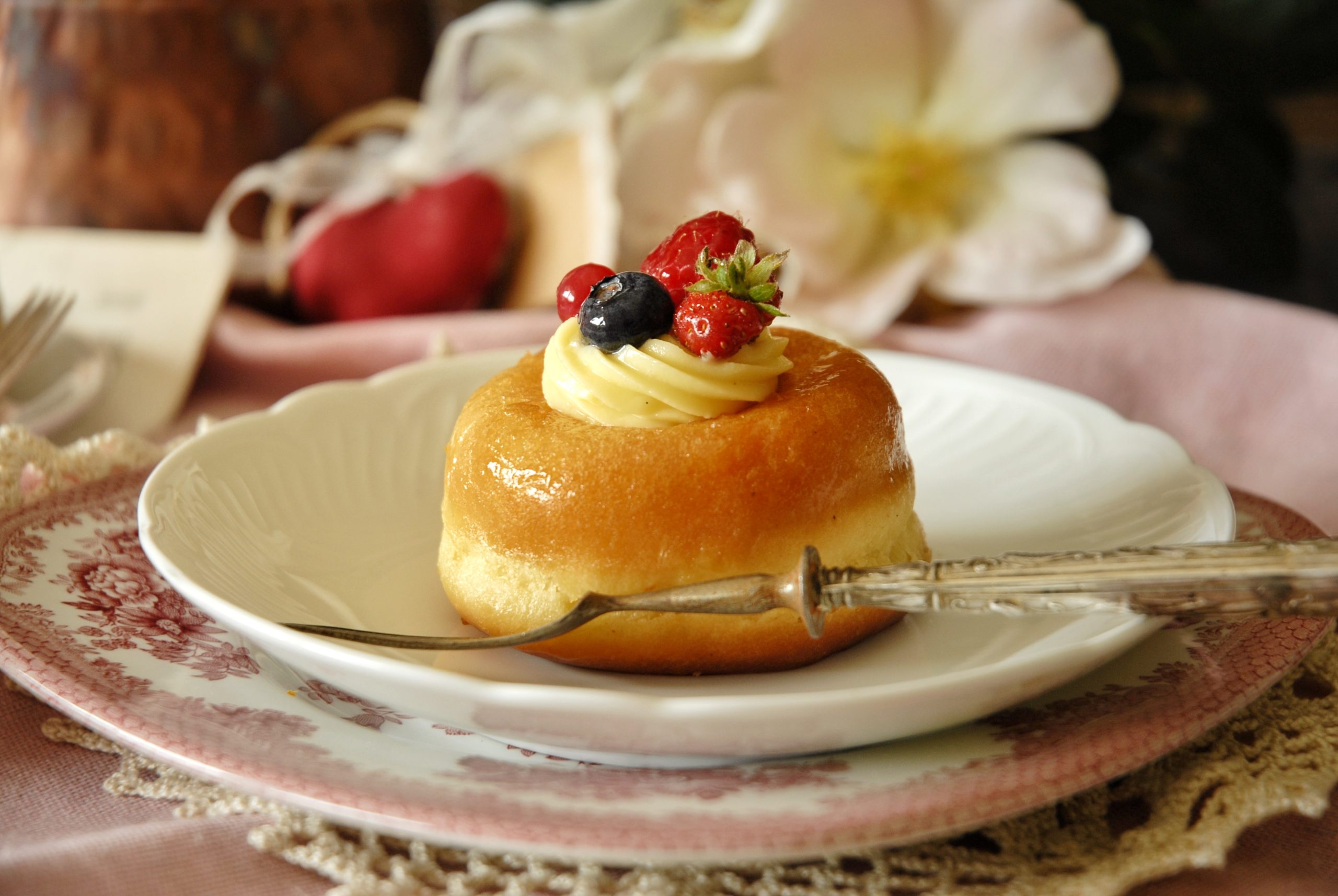 Savarin con crema pasticcera e frutta