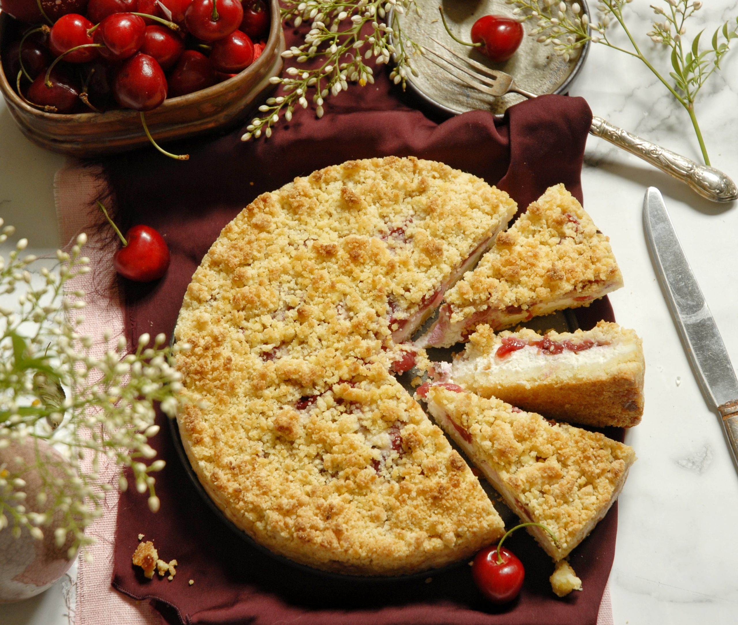 Torta sbriciolata di ricotta con ciliegie e salvia