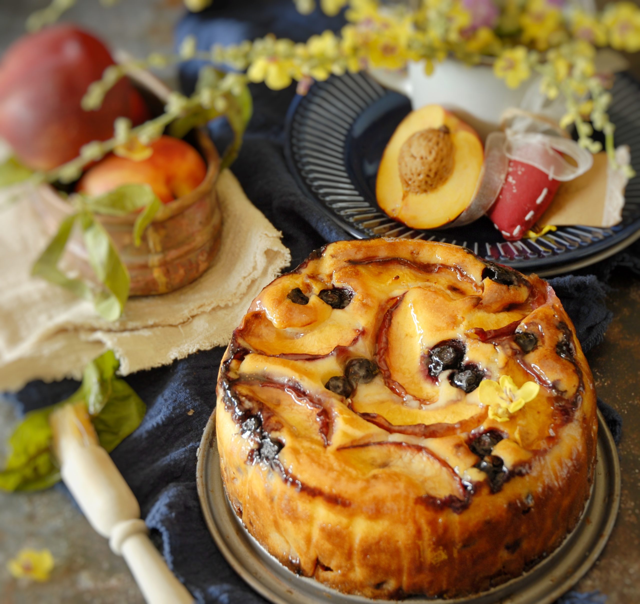 Pound cake allo yogurt con pesche e mirtilli