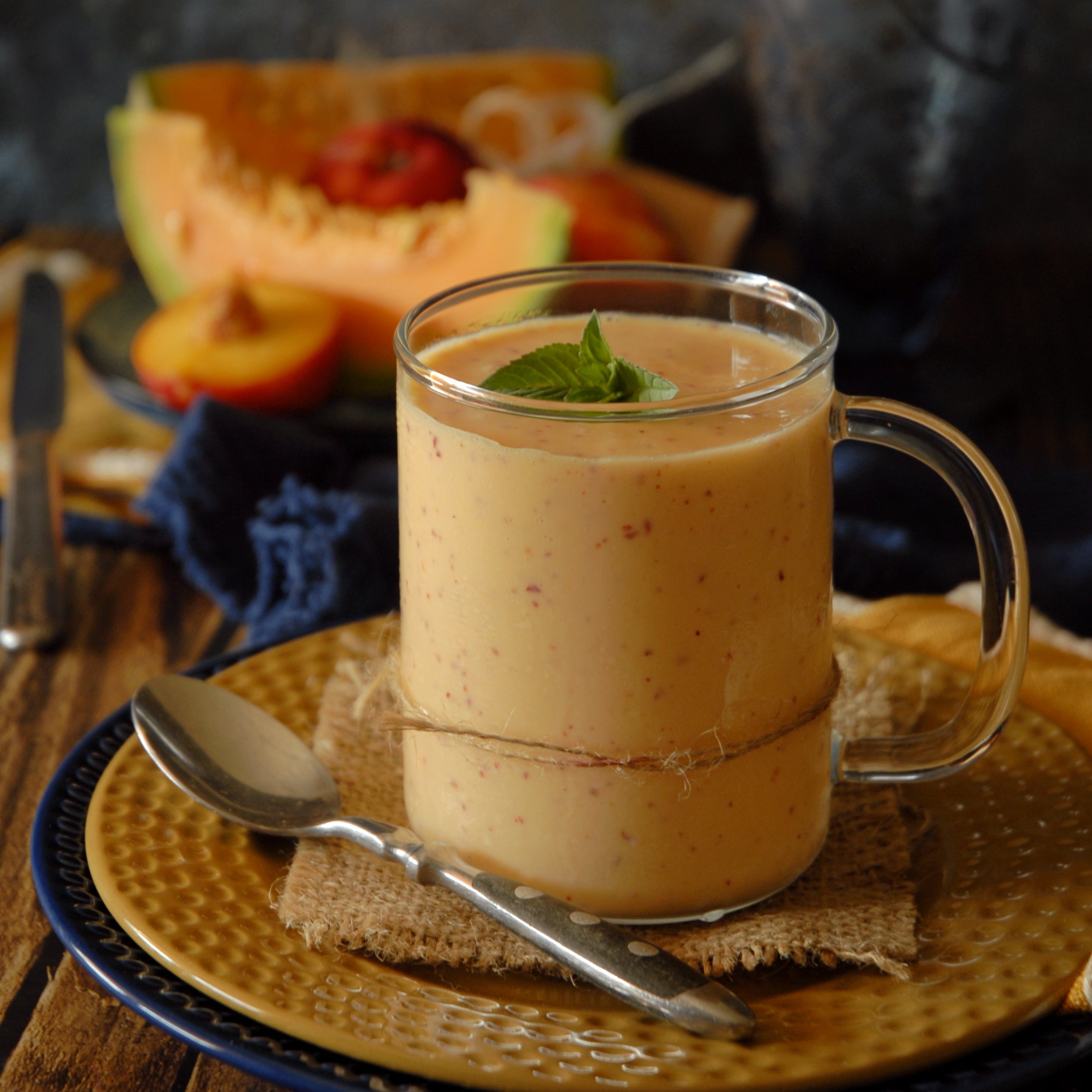 Smoothie alla pesca, melone e menta (in due versioni!)