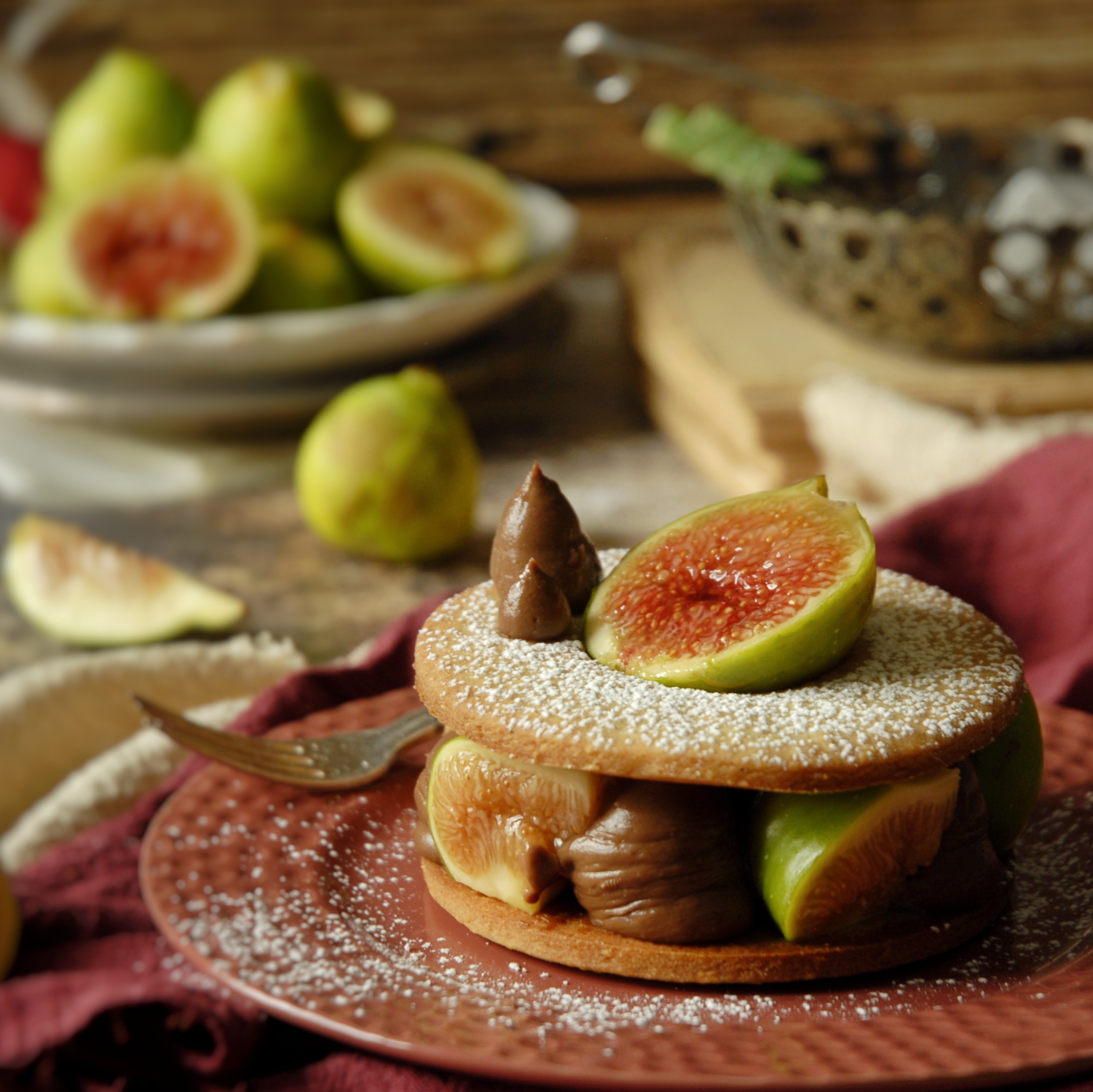 Ciambelle di frolla speziata con fichi e crema al cioccolato