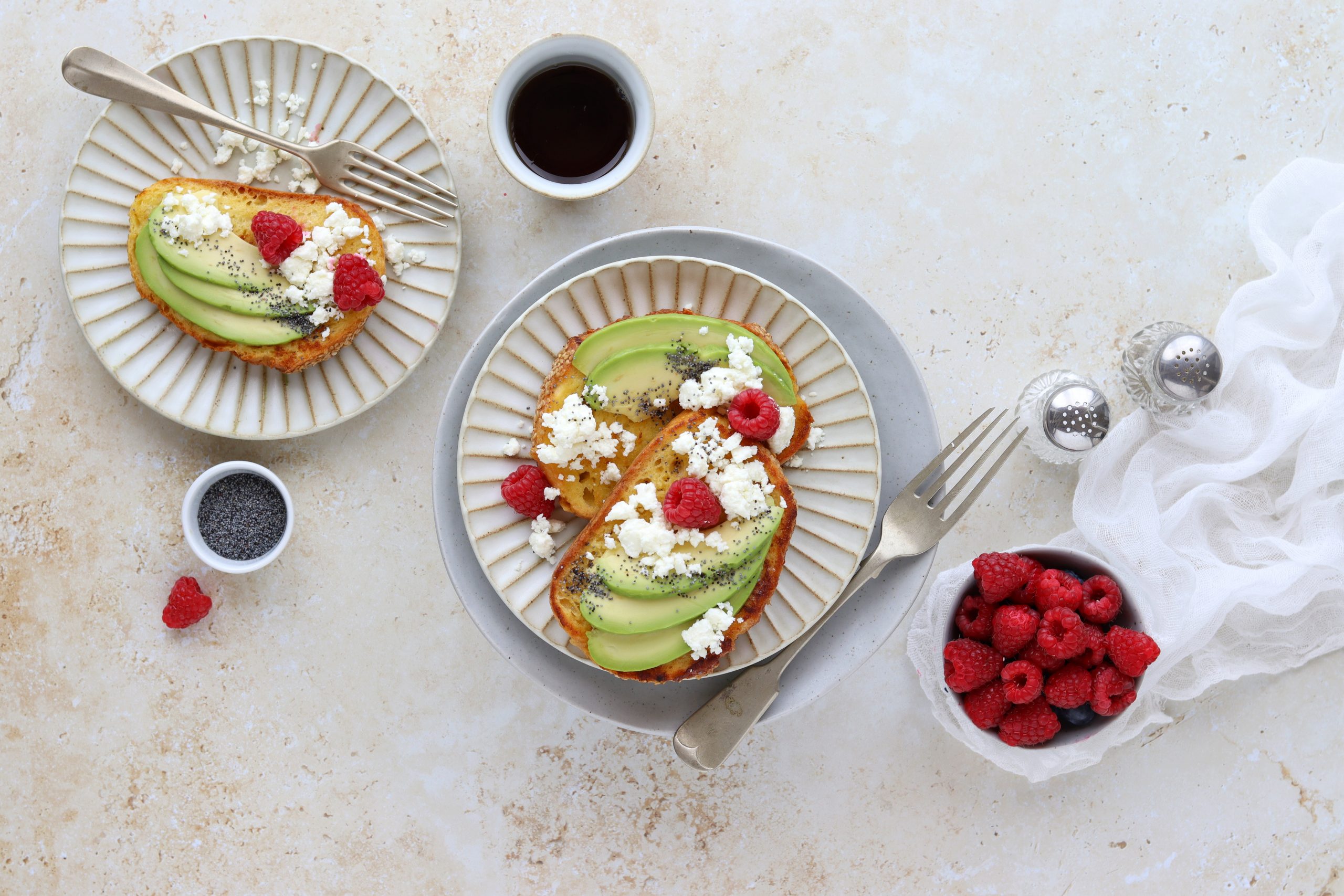 Pain perdu avocado, feta e lamponi