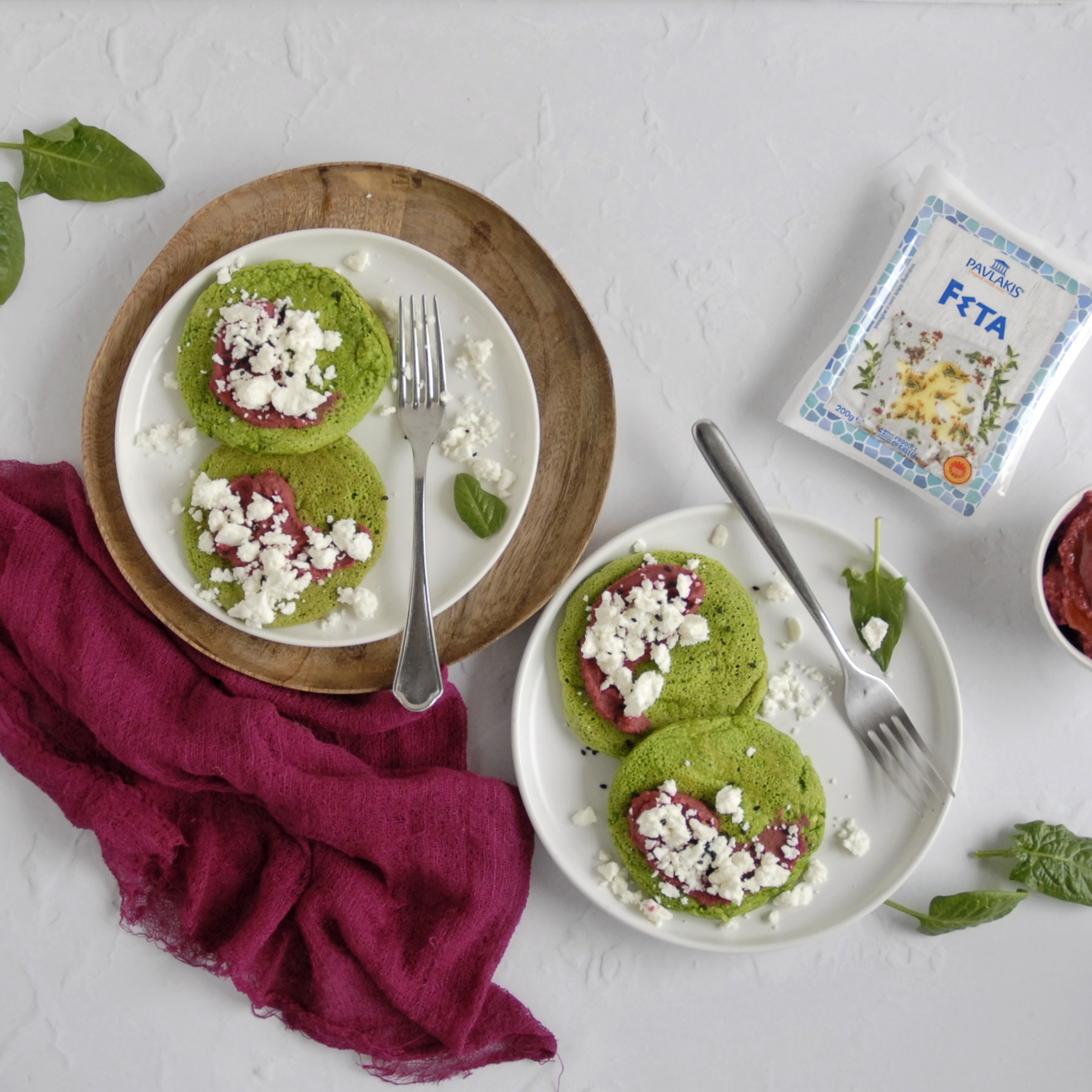 Pancakes di spinaci con hummus di barbabietola e feta