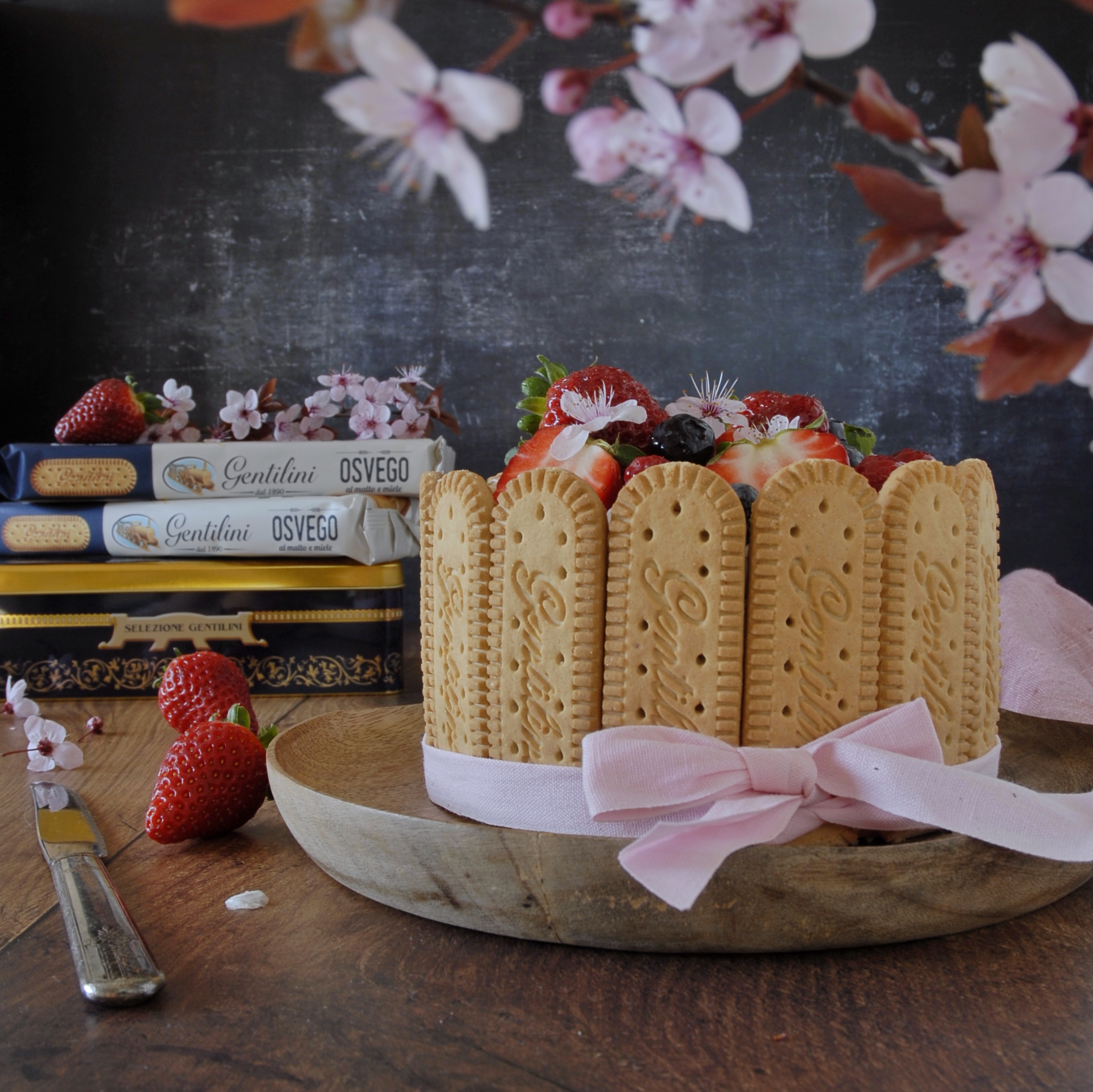 Charlotte con crema diplomatica e frutti di bosco