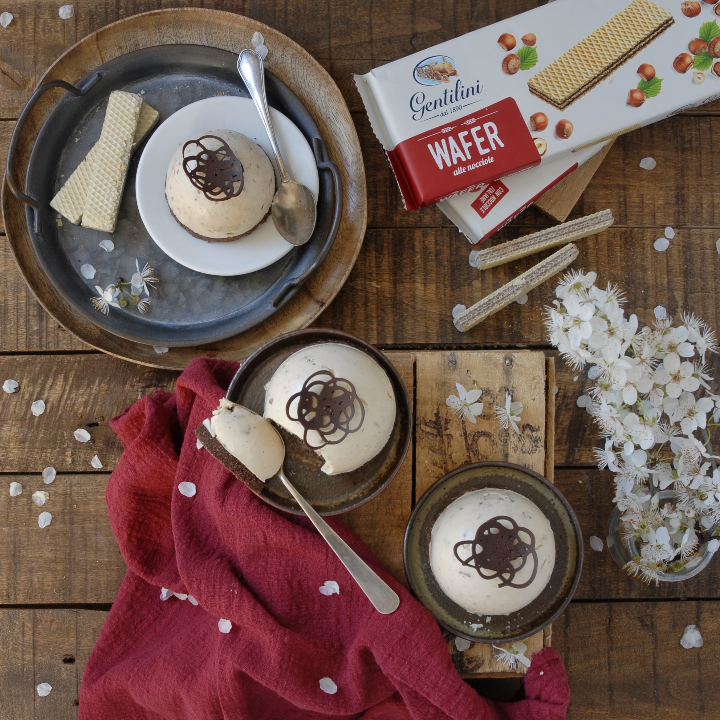 Mousse alla nocciola con wafer alle nocciole