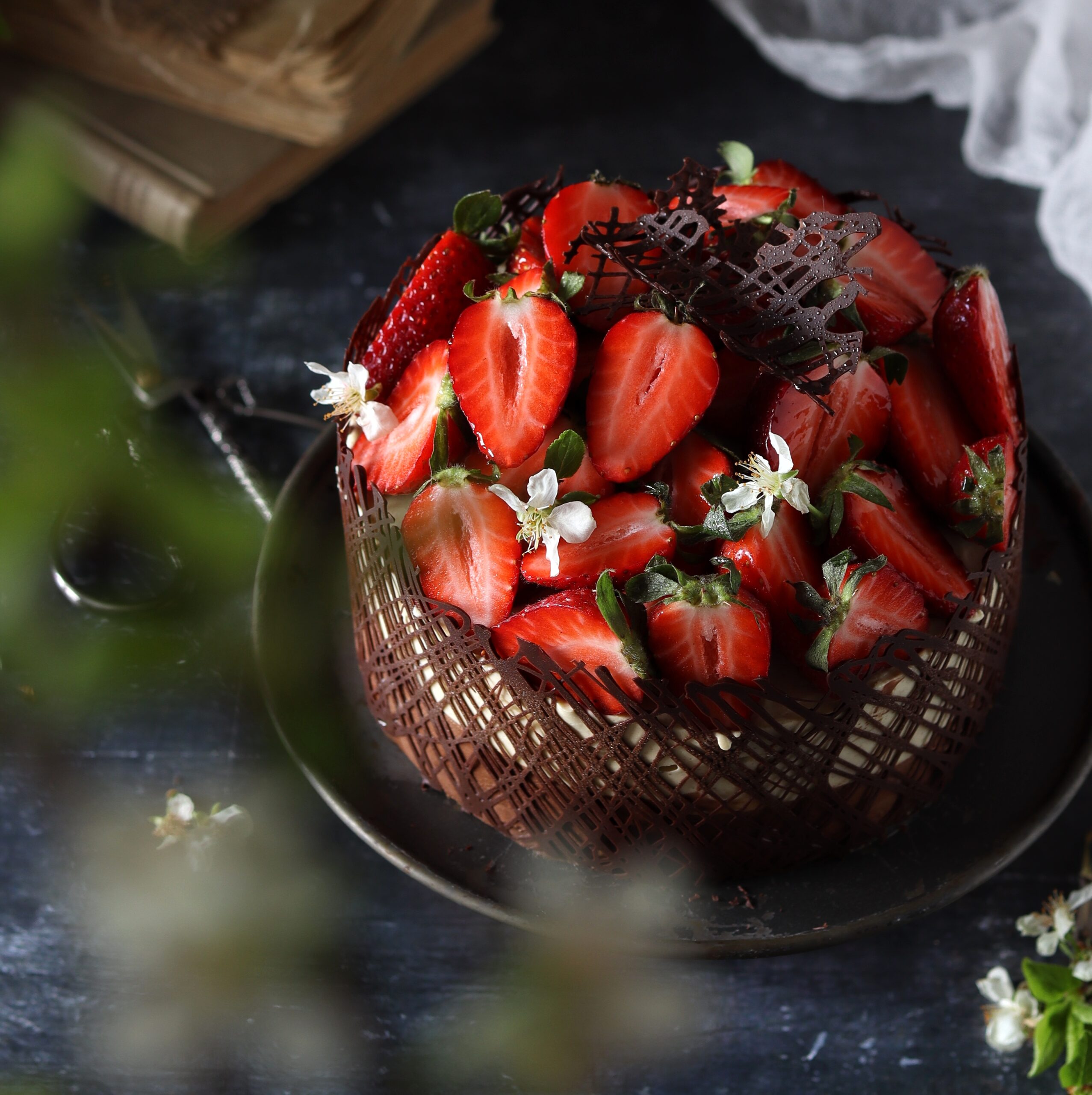 Mousse pistacchio e cioccolato con fragole fresche