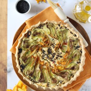 Torta salata di grano cotto con zucchine, ricotta e sesamo nero