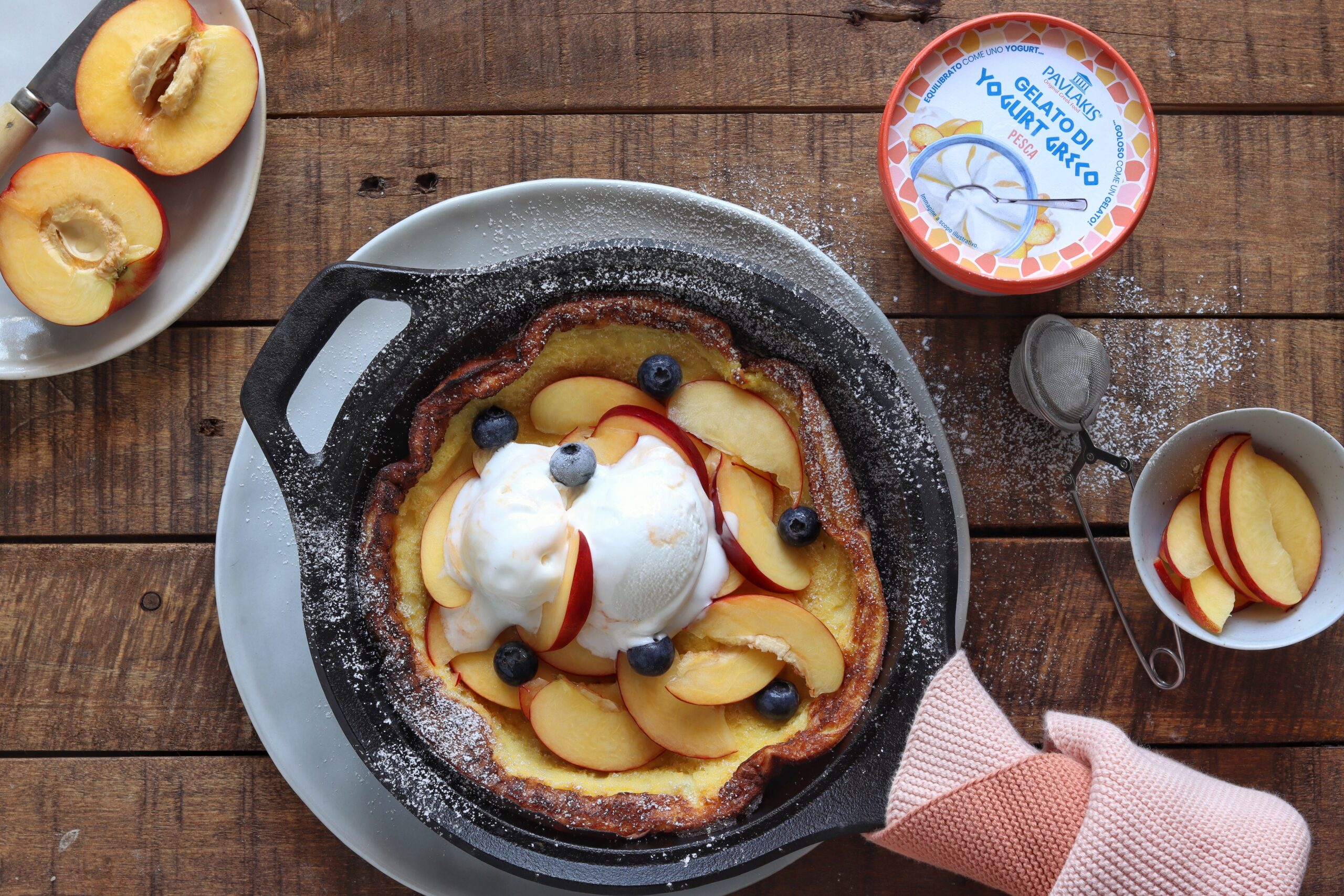 Dutch pancake con pesche, mirtilli e frozen yogurt