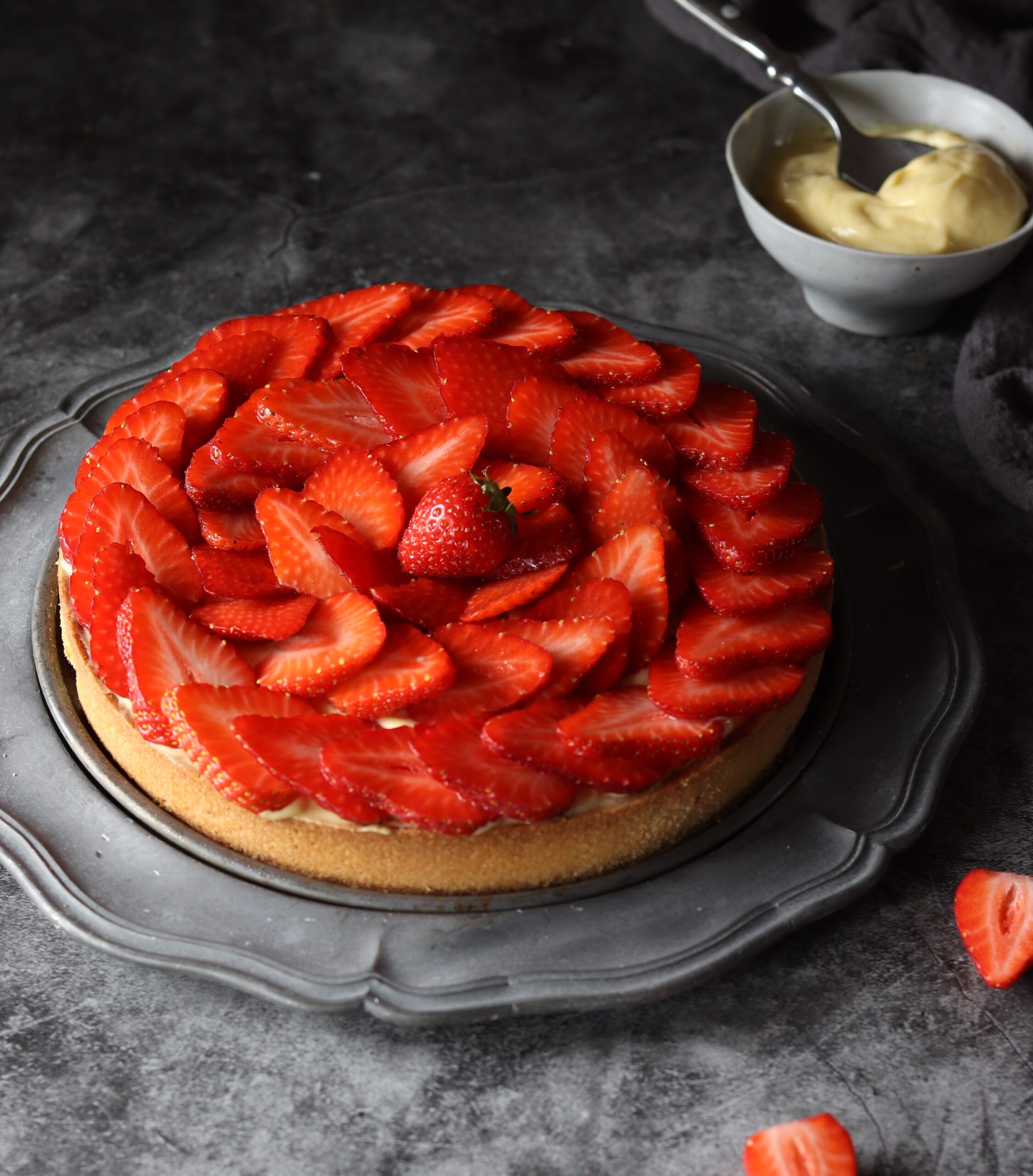 Crostata con crema diplomatica e fragole