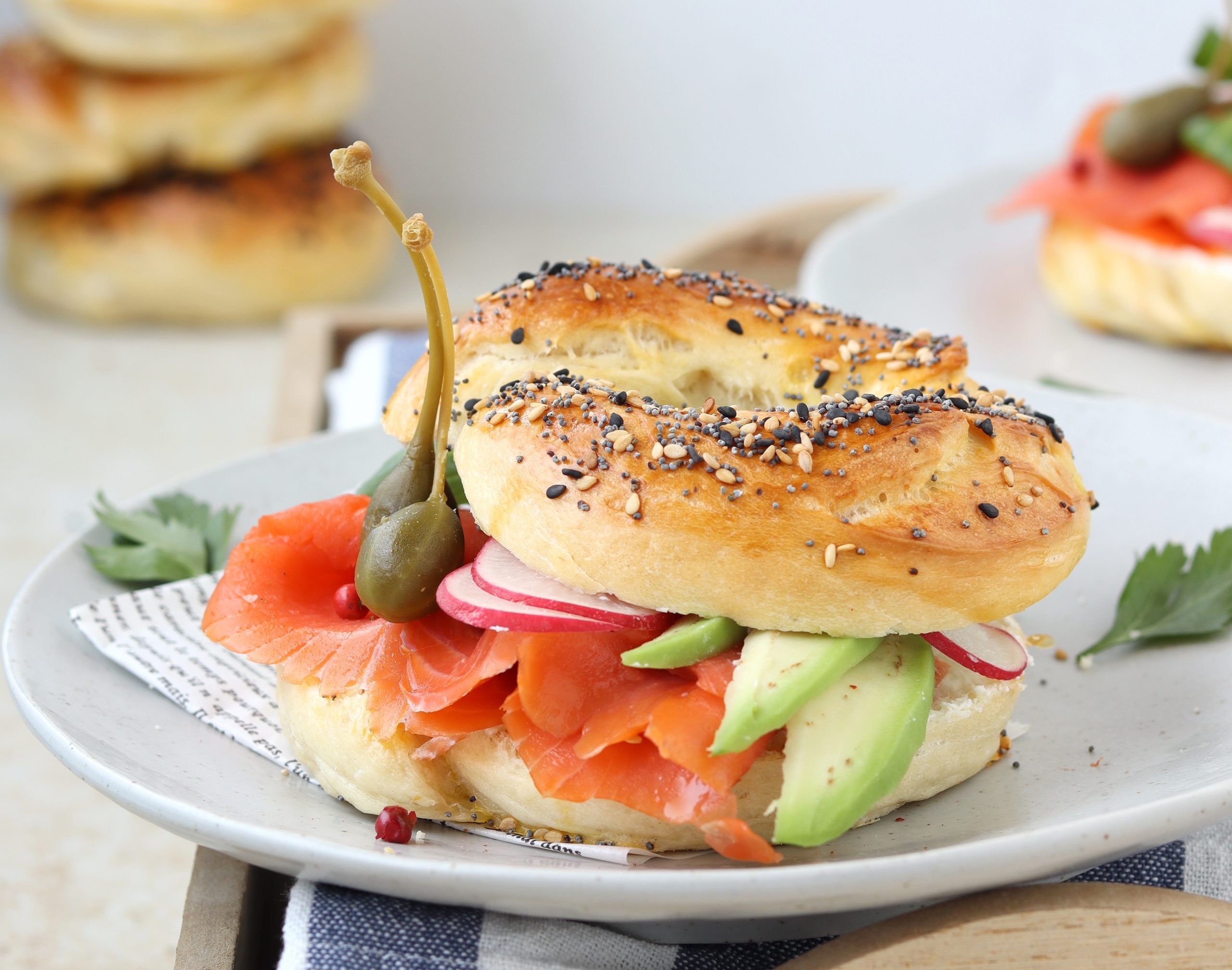 Bagels con salmone e avocado