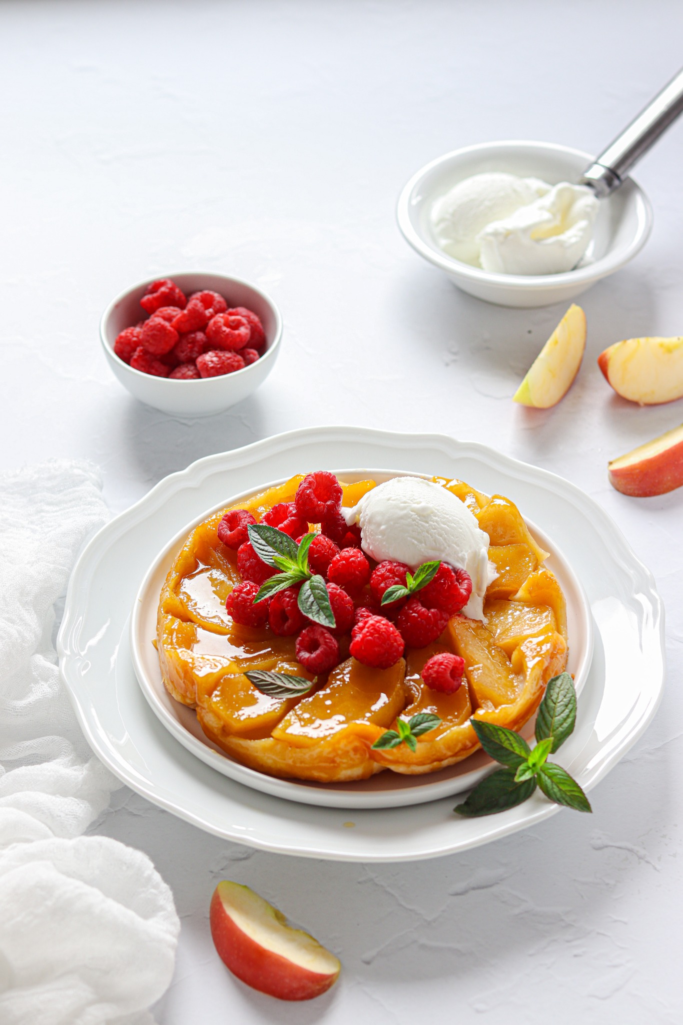 Tarte tatin di mele con lamponi e gelato