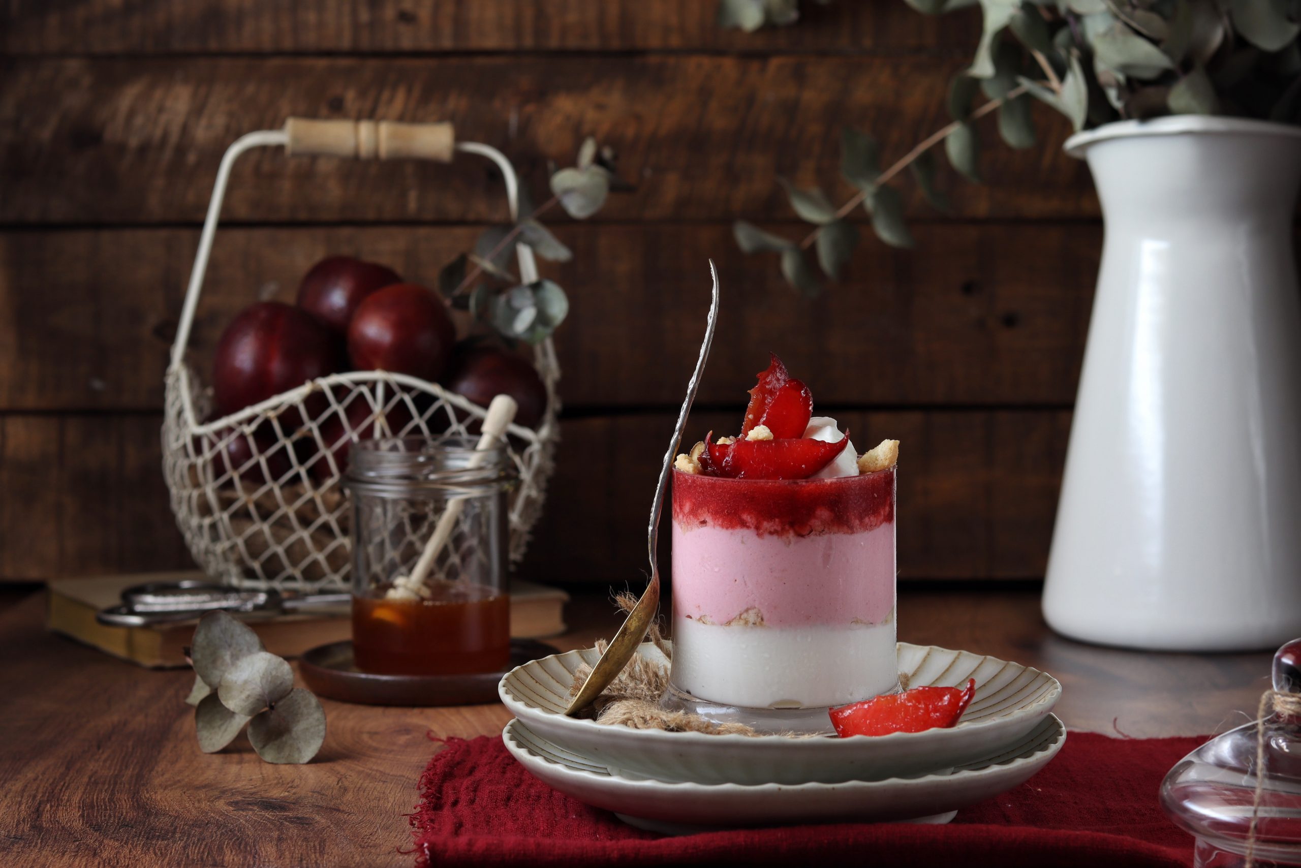 Coppa di yogurt, susine rosse e miele