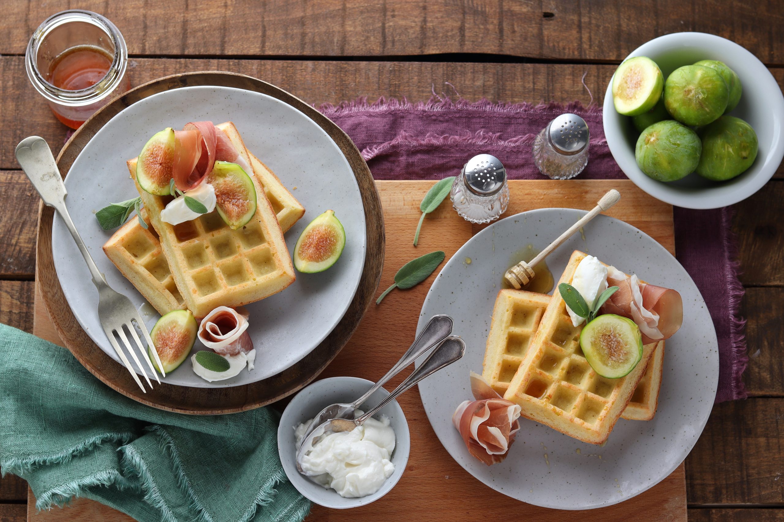 Waffle salati con fichi, caprino e prosciutto crudo