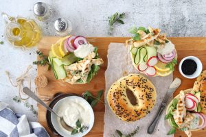 bagels con pollo alle erbe e salsa alla senape