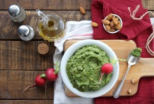 pesto di foglie di ravanello e frutta secca