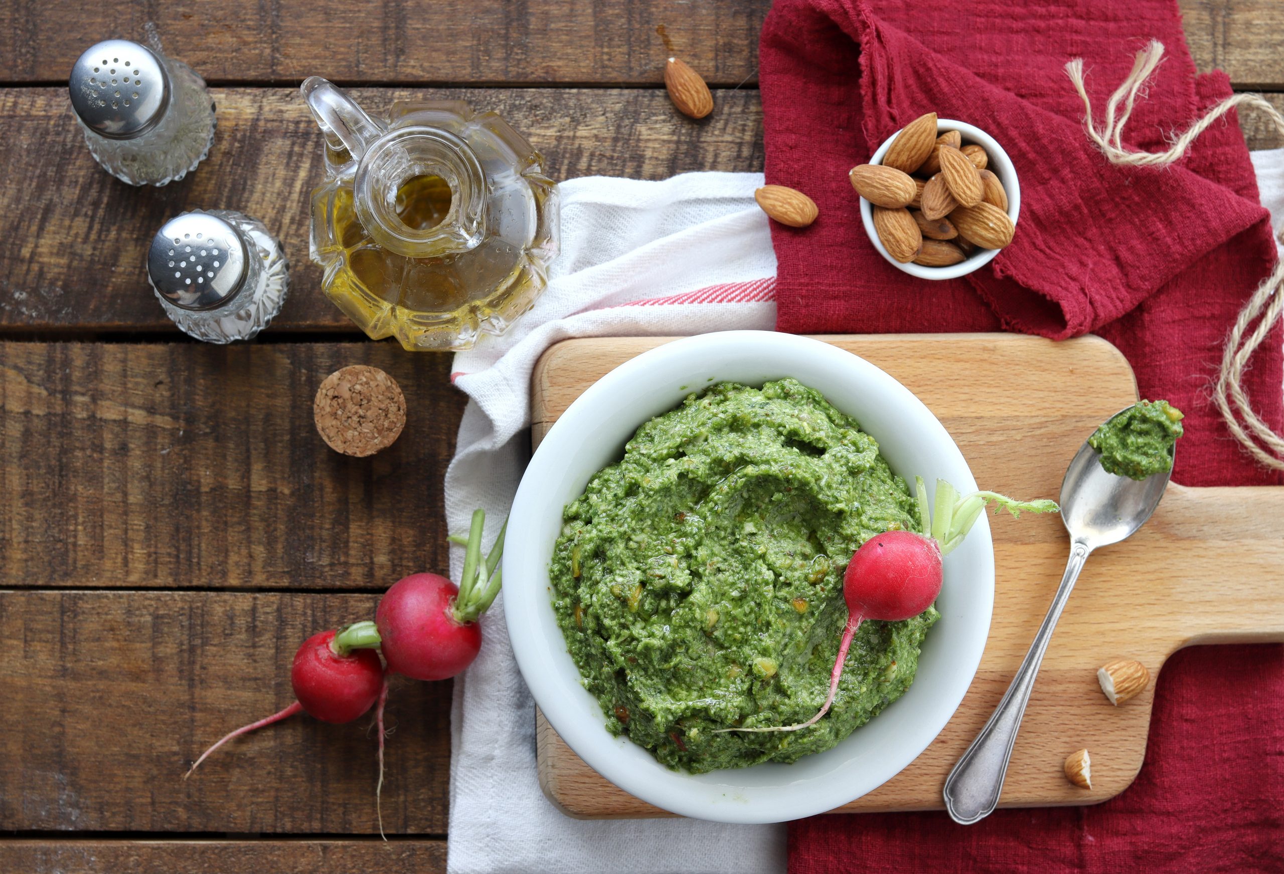 Pesto di foglie di ravanelli e frutta secca