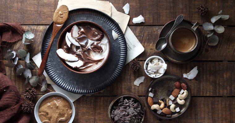 Bowl di yogurt greco, cioccolato, cocco e burro di arachidi