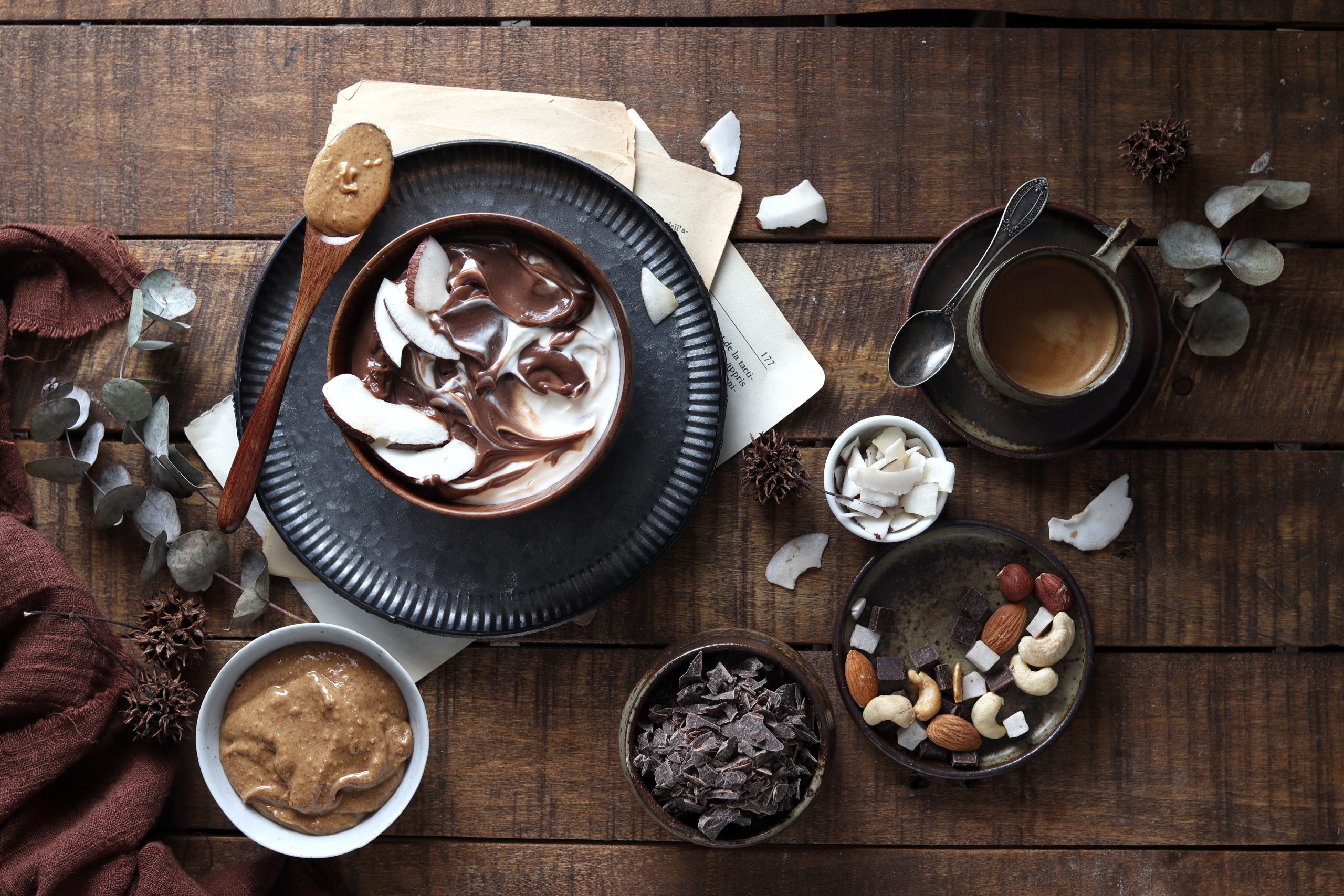 Bowl di yogurt greco, cioccolato, cocco e burro di arachidi