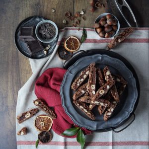 cantucci al cacao con nocciole e arancia