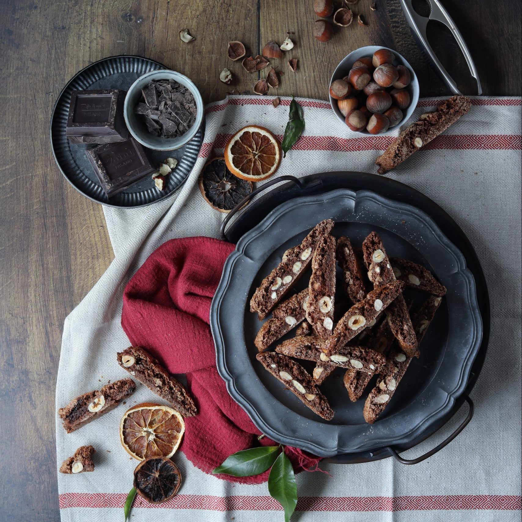 Cantucci al cacao con nocciole e arancia