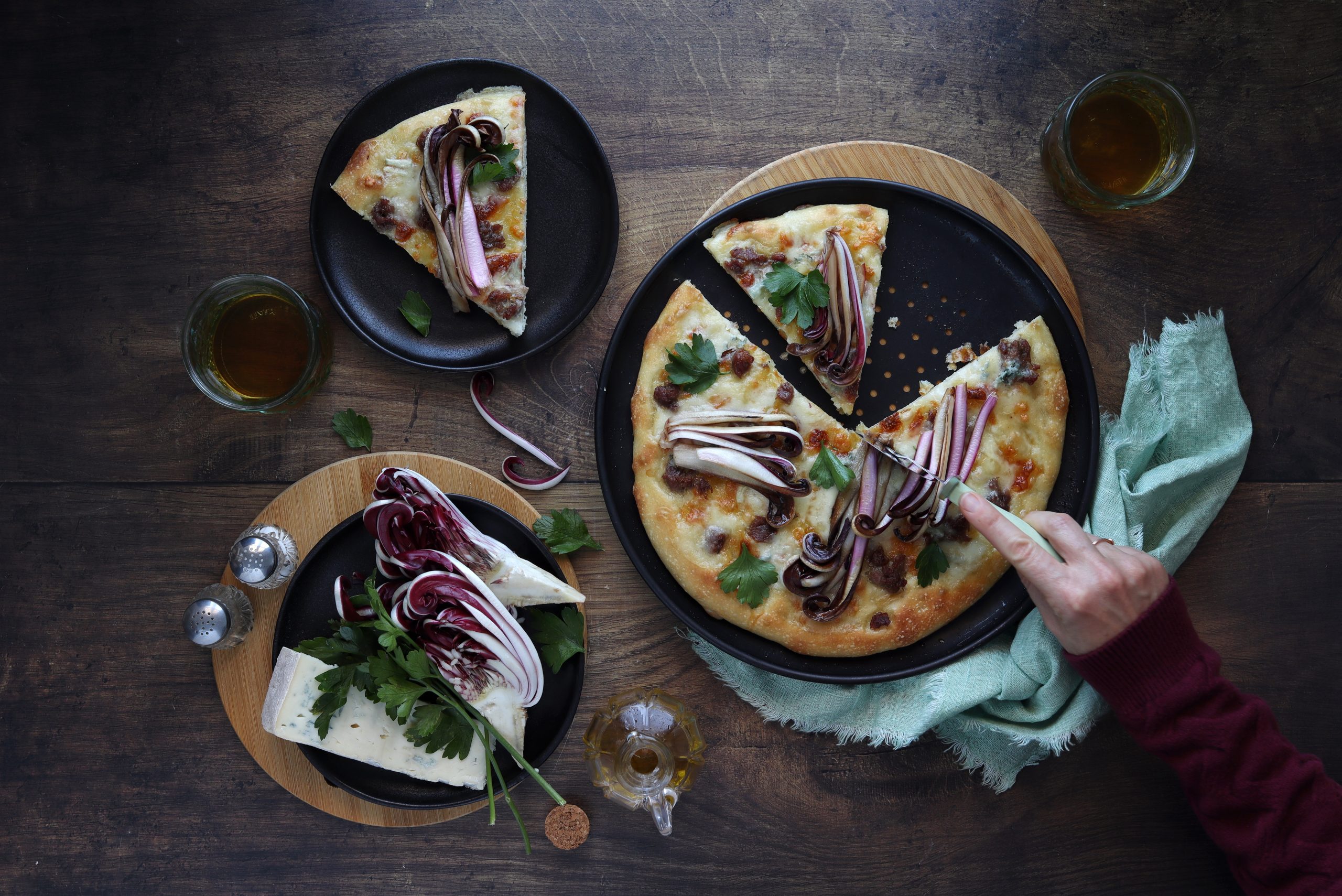 Pizza in teglia con radicchio, gorgonzola e salsiccia