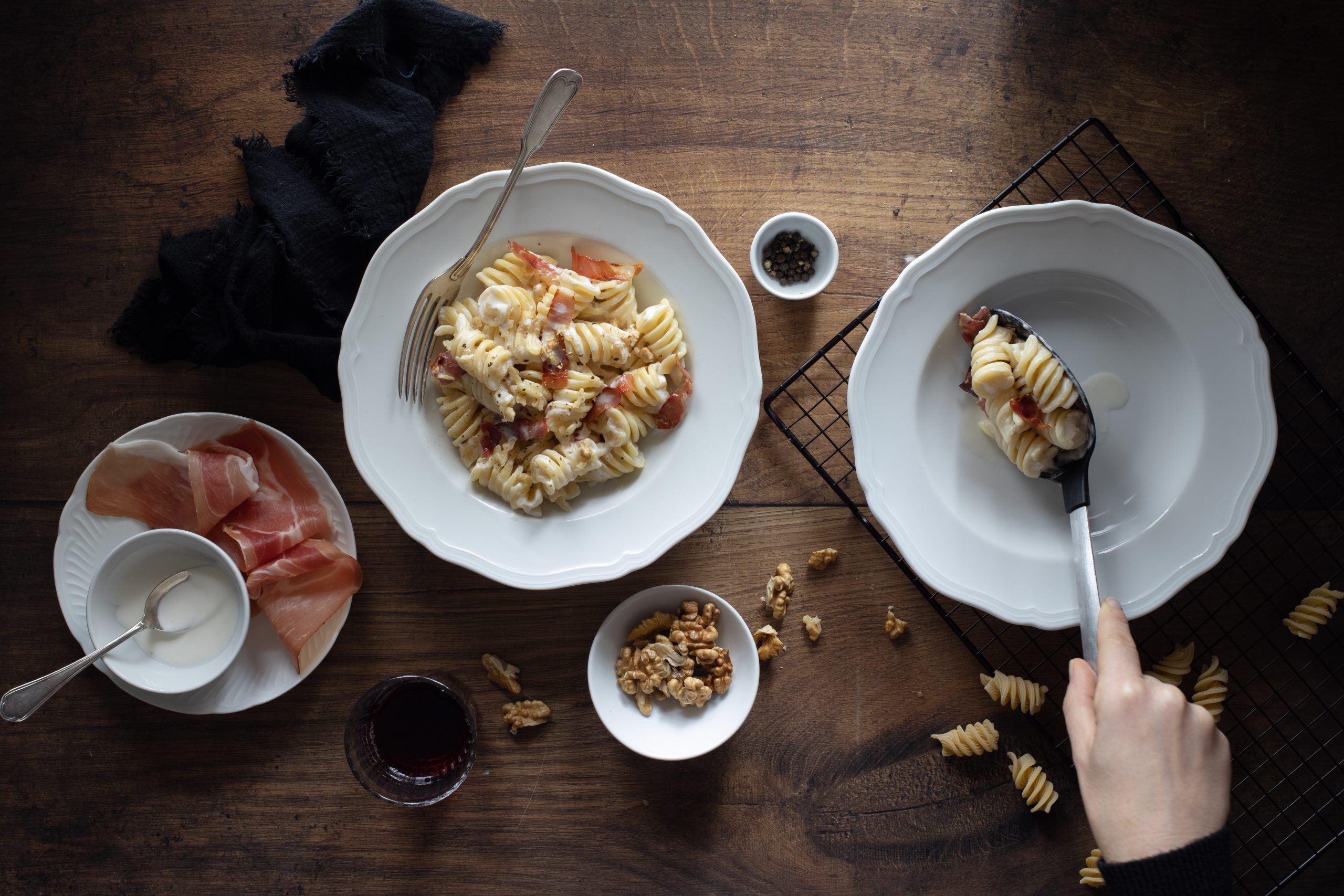 Fusilloni con crema di robiola, speck croccante e noci