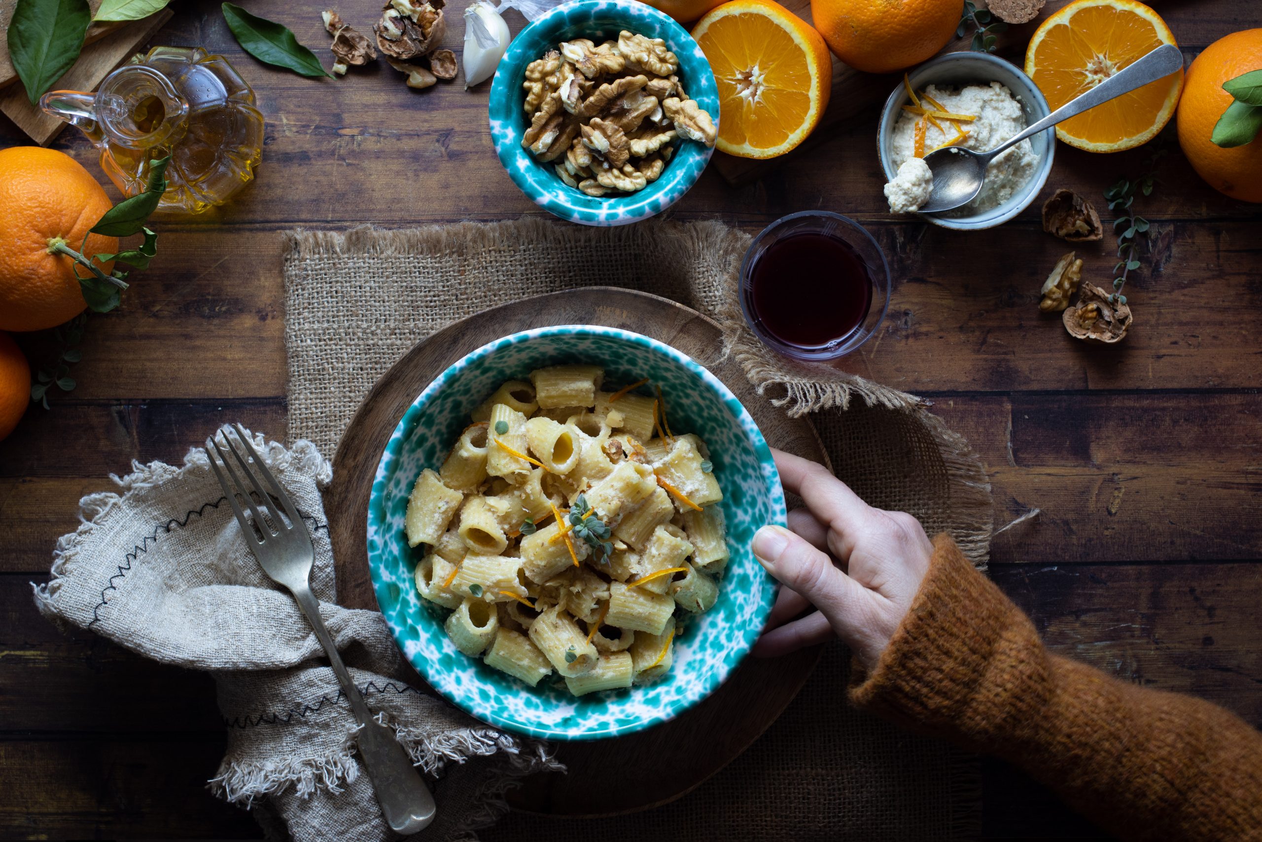 Mezze maniche con salsa di noci e profumo di arancia