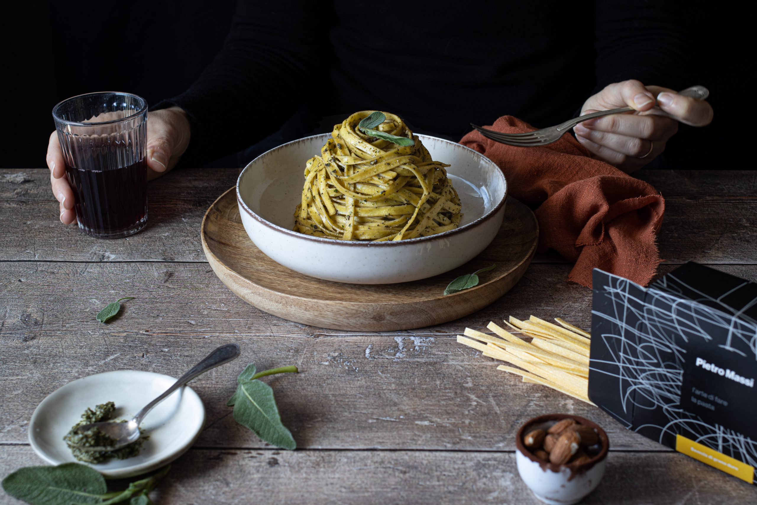 Tagliatelle all’uovo con pesto di salvia e mandorle