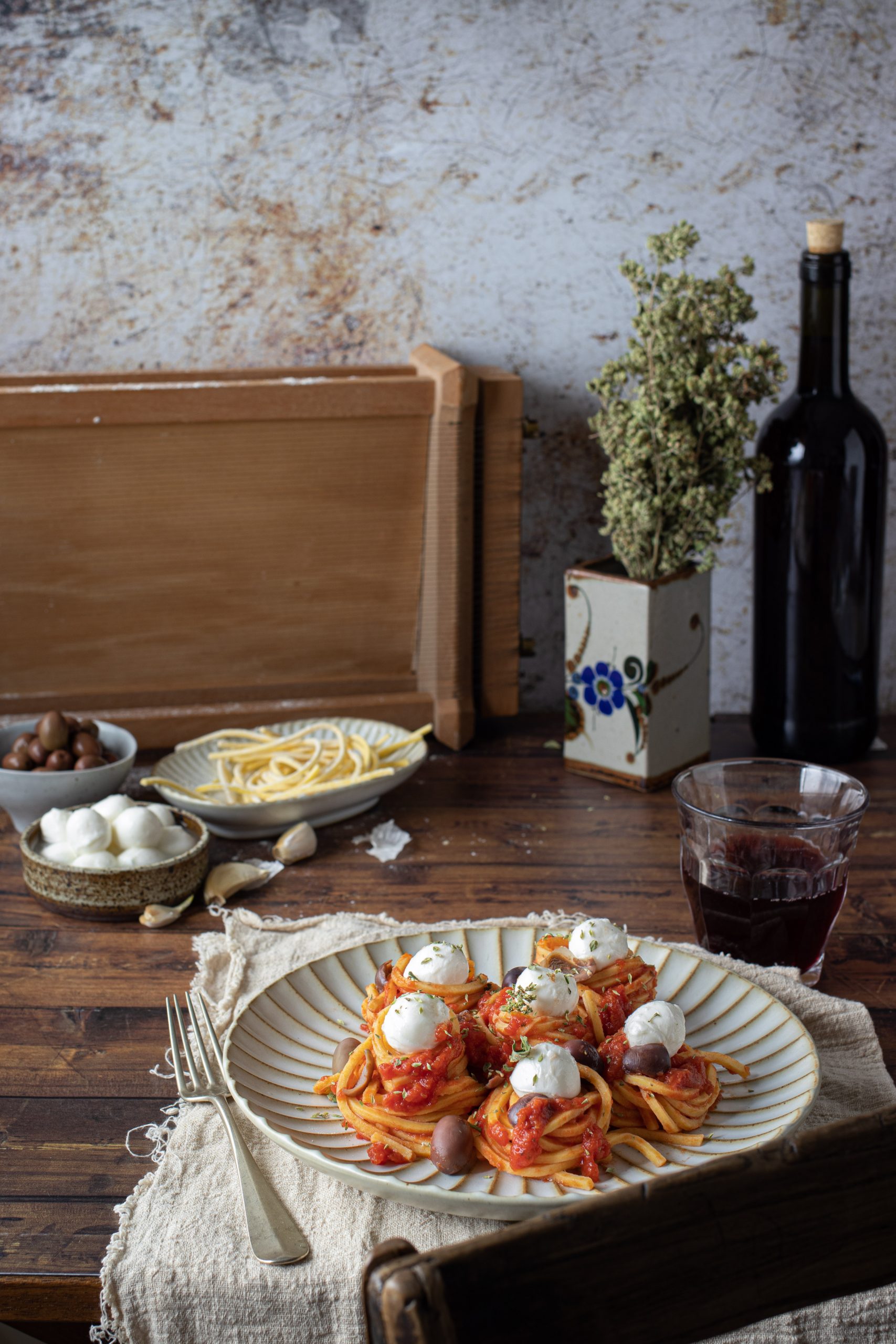 Spaghetti alla chitarra con pomodoro, olive e ciliegine fiordilatte