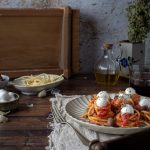 Spaghetti alla chitarra con pomodoro, olive e ciliegine fiordilatte