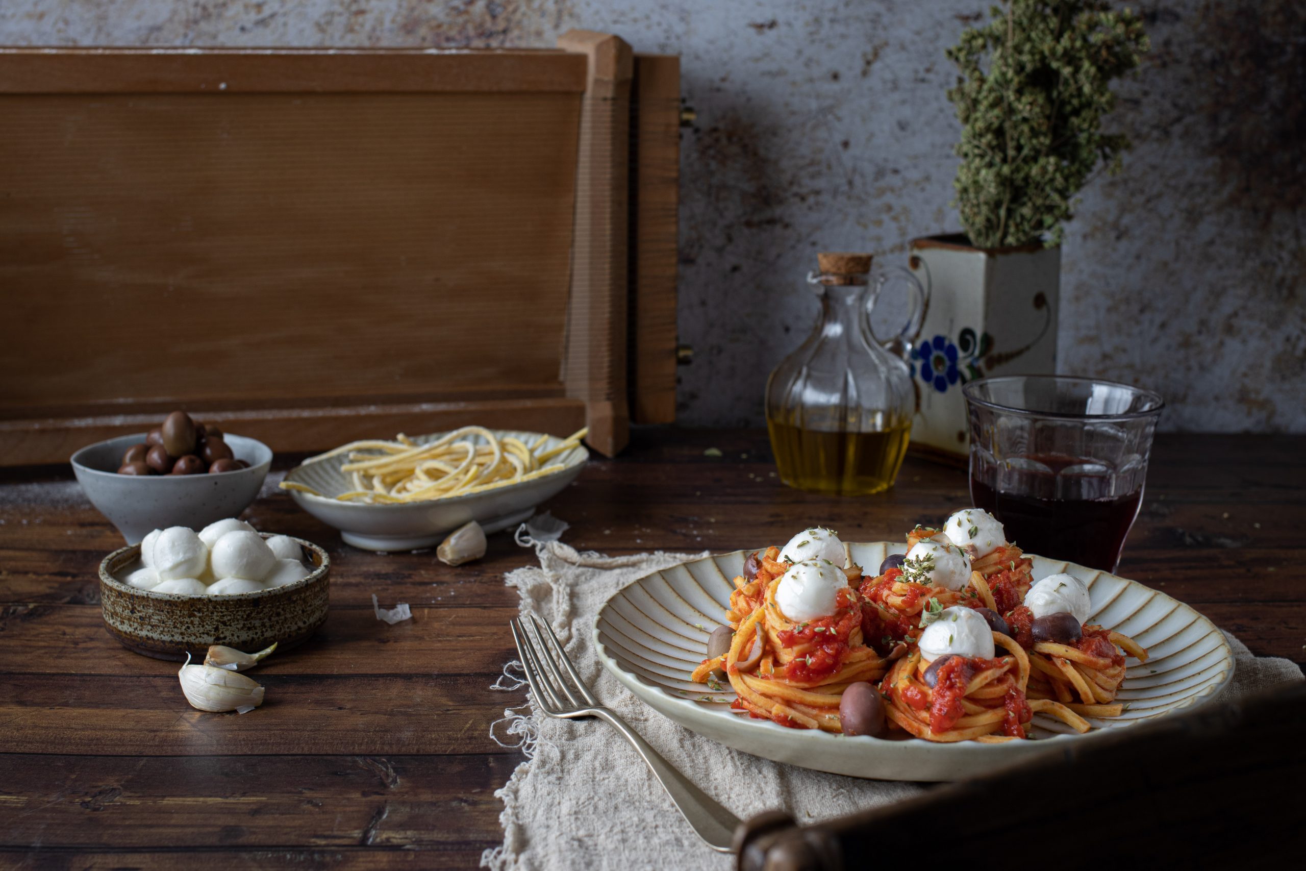 Spaghetti alla chitarra con pomodoro, olive e ciliegine fiordilatte