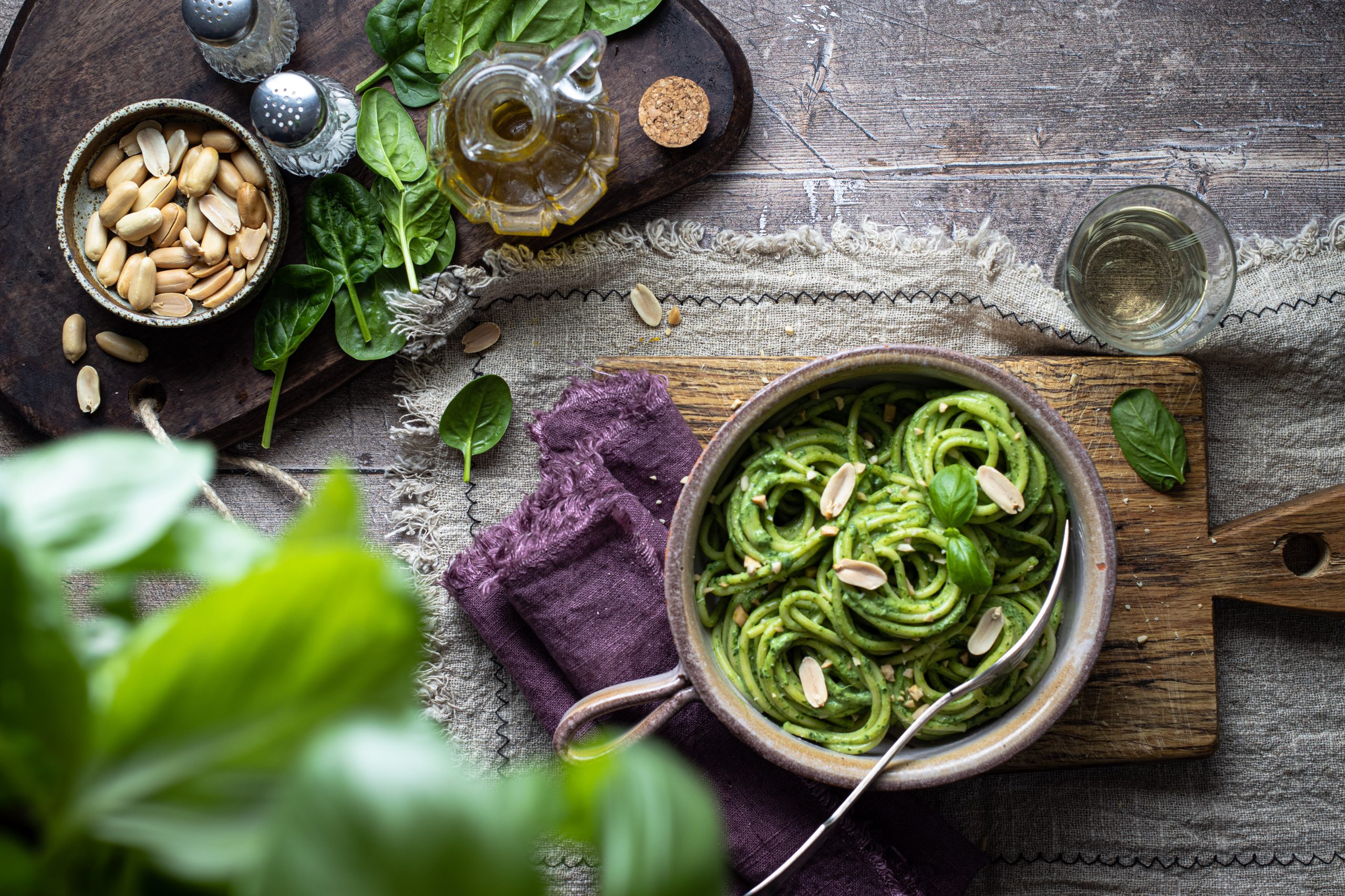 Spaghettoni con pesto leggero di spinaci, basilico e yogurt