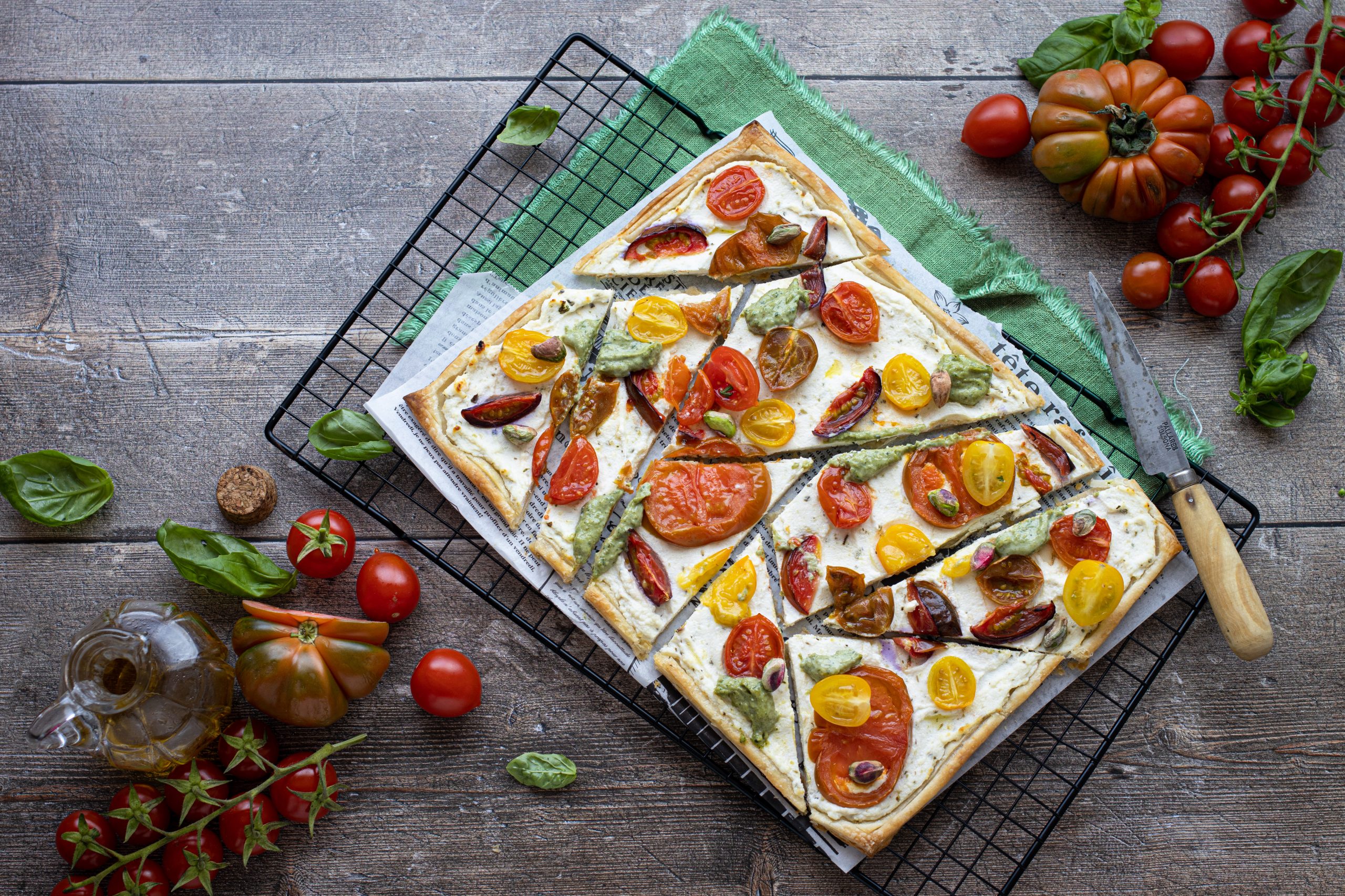 Sfogliata ricotta, pomodorini e basilico