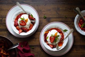 crema ricotta e caprino con fragole all'arancia