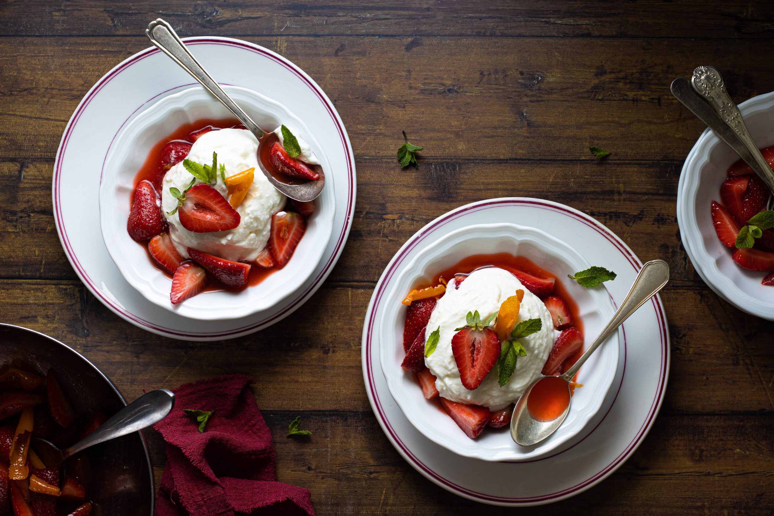 Crema ricotta e caprino con fragole all’arancia