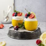 Crema fredda di limone con frutta estiva