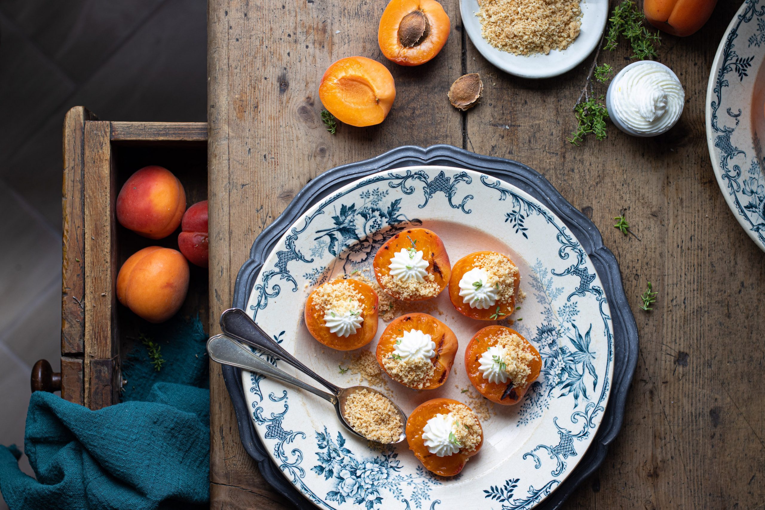 Albicocche con crema di ricotta e crumble di biscotti