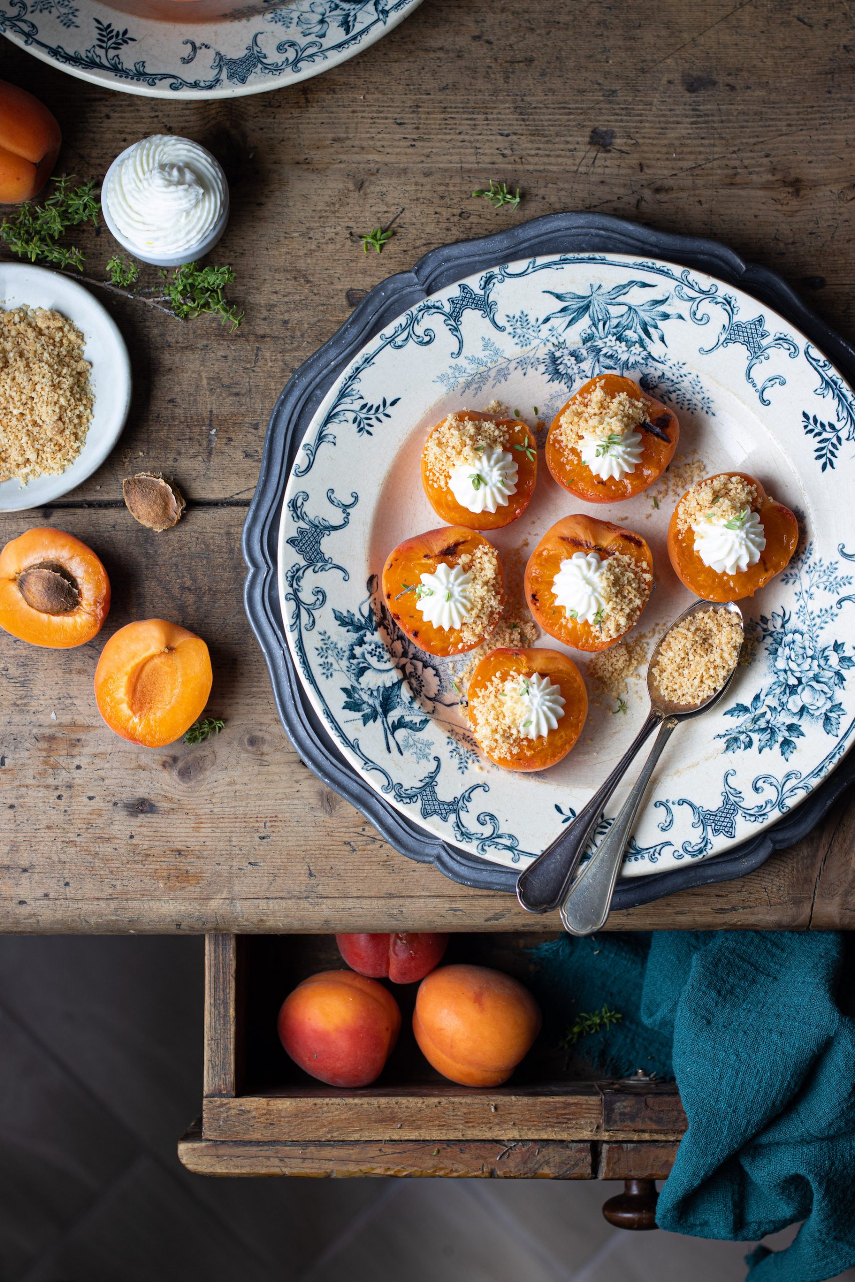 Albicocche con crema di ricotta e crumble di biscotti 