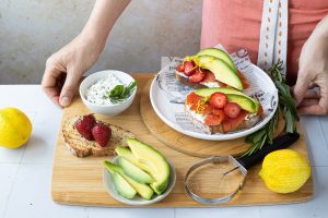 Avotoast con caprino alle erbe e salmone