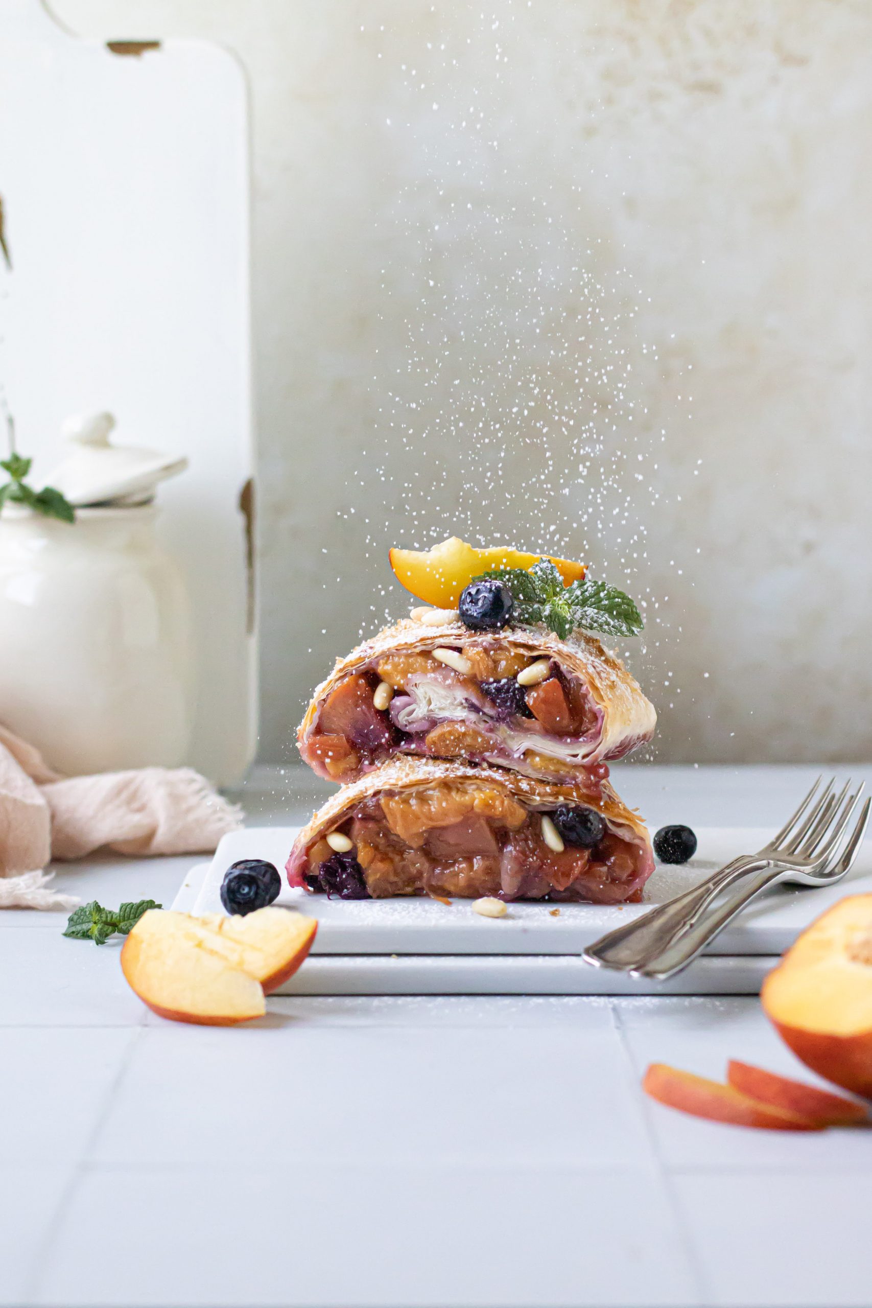 strudel di fillo con pesche e mirtilli