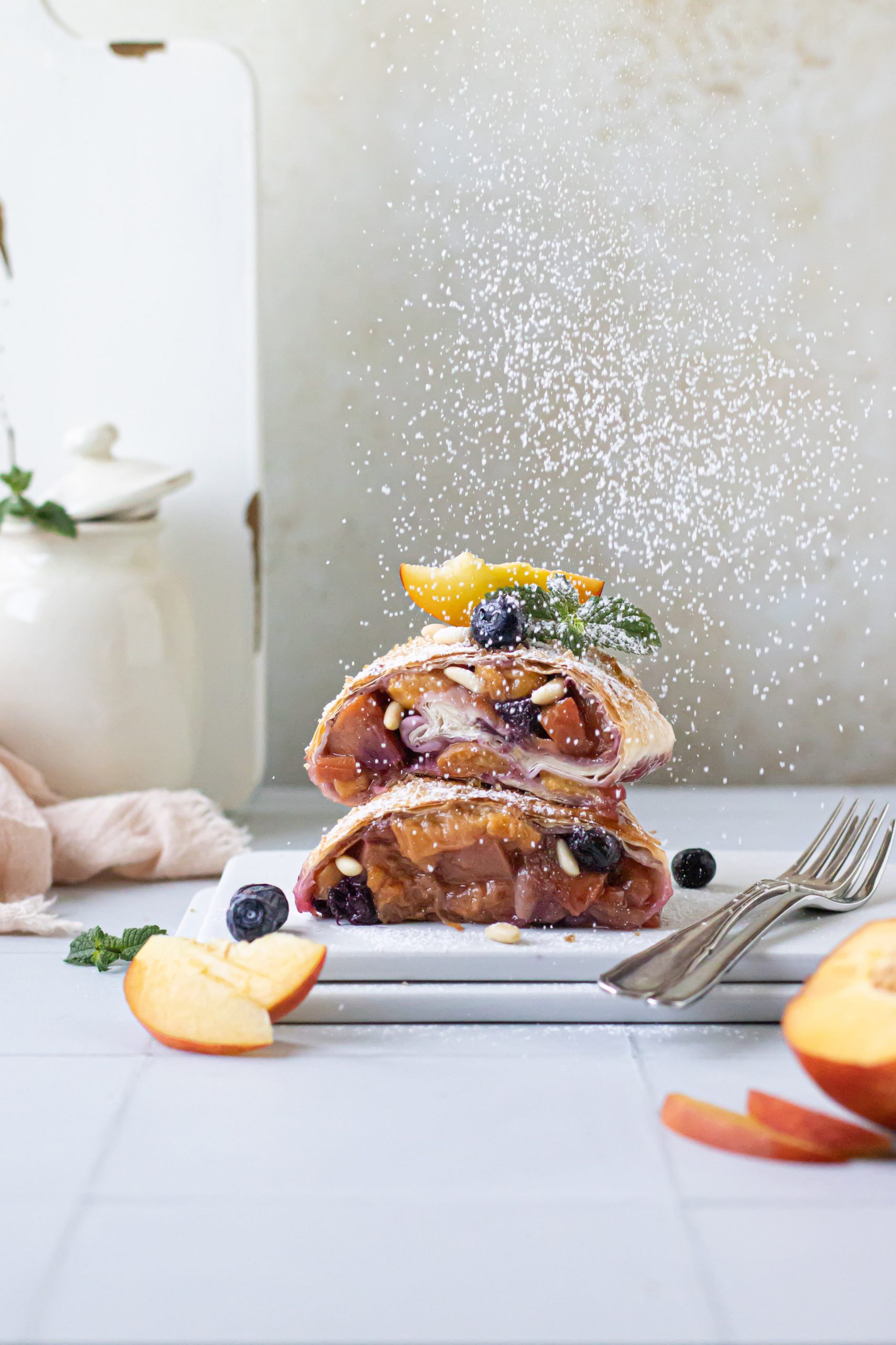 Strudel di fillo con pesche e mirtilli