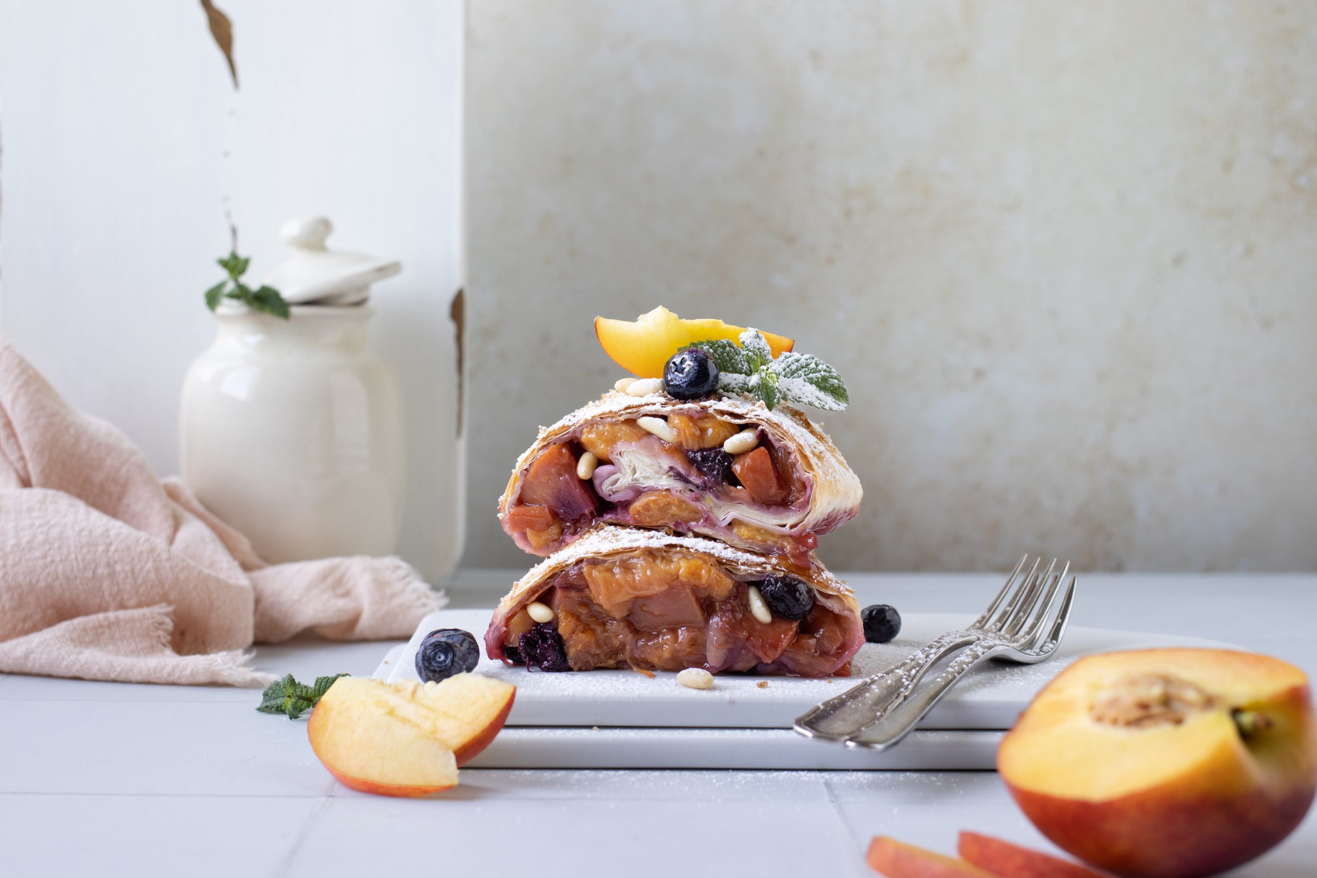 Strudel di fillo con pesche e mirtilli