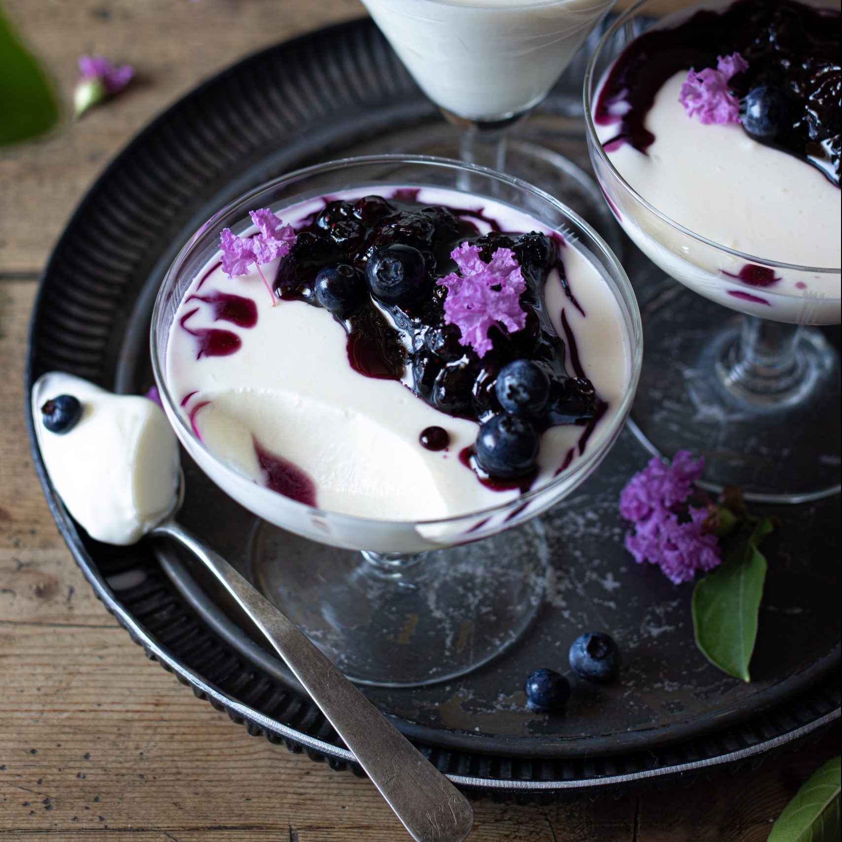 Finta panna cotta yogurt e mirtilli